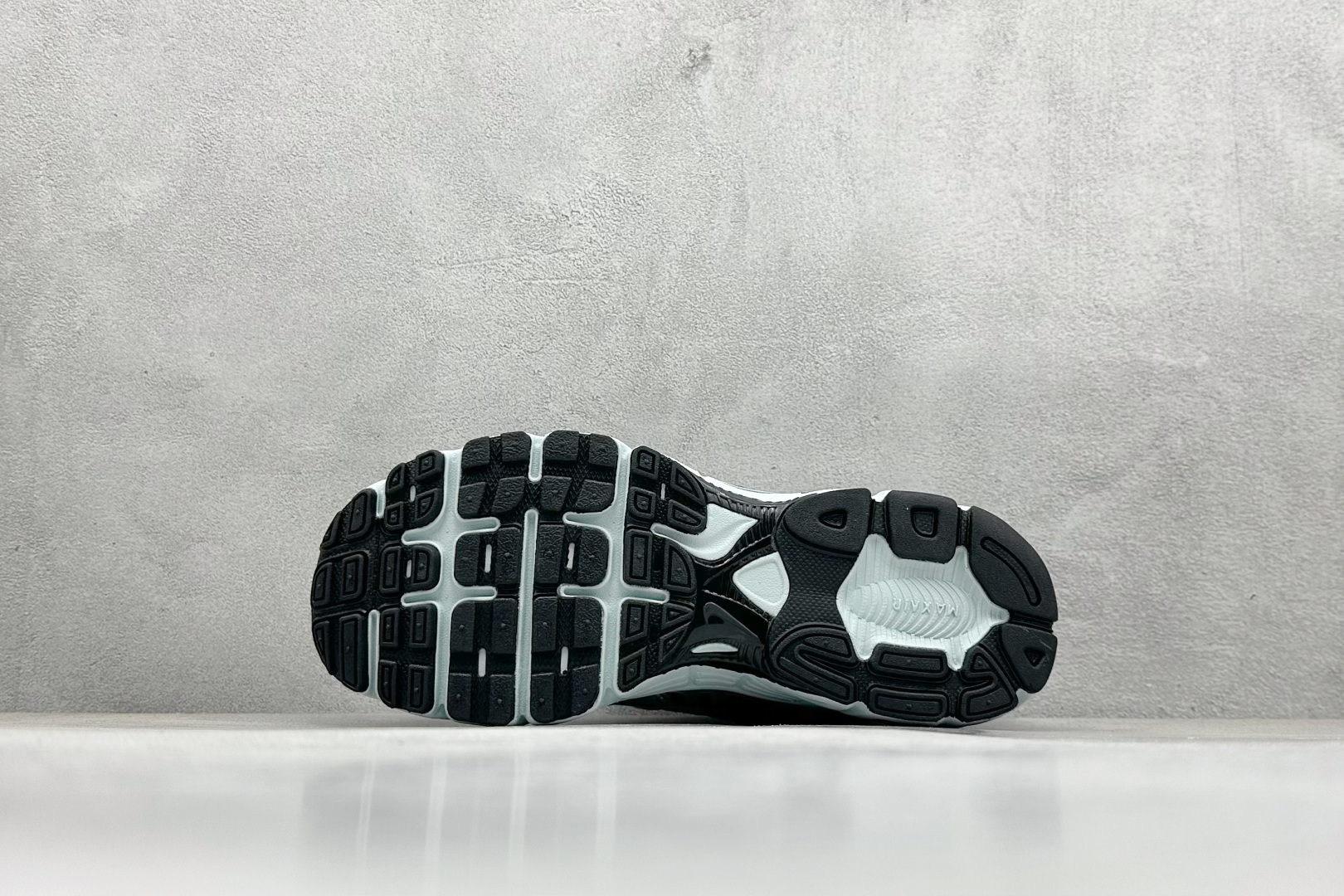 Nike Air Max Moto 2K 百搭舒适耐磨 低帮跑步鞋 HQ2056-006