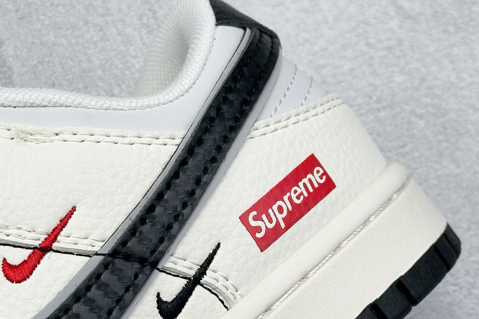 Nike SB Dunk Low“ Supreme联名——经典黑碳纤纹” 周年高端定制 低帮休闲板鞋  JP1628-008