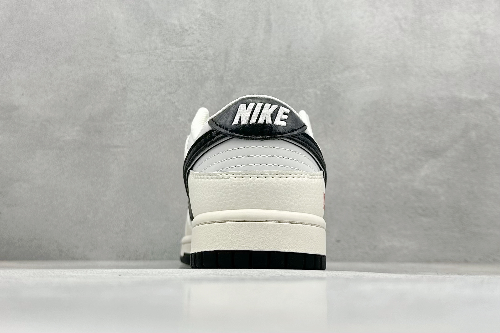 Nike SB Dunk Low“ Supreme联名——经典黑碳纤纹” 周年高端定制 低帮休闲板鞋  JP1628-008