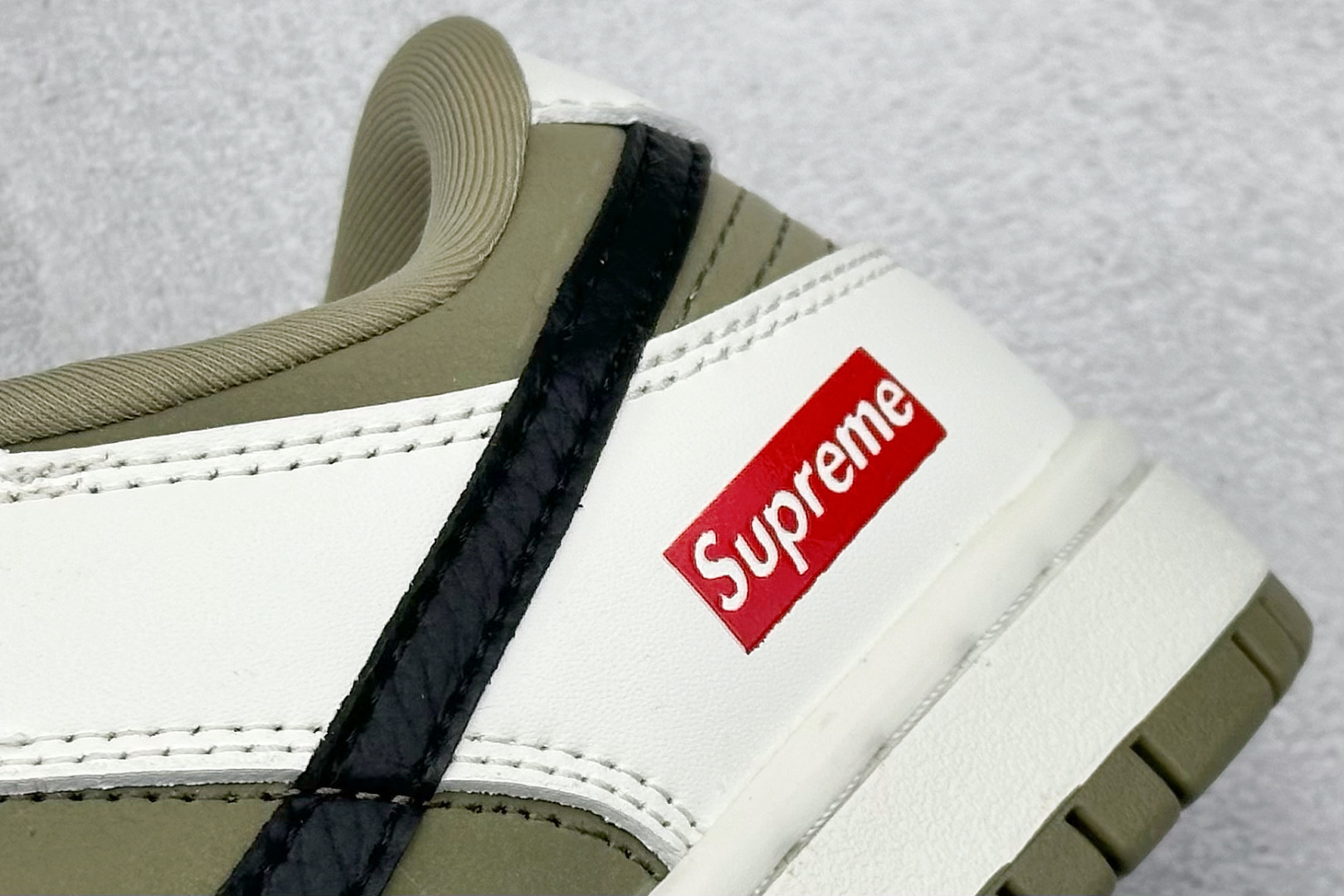 福利特价
Nk SB Dunk Low Supreme联名-解放绿 
周年高端定制 低帮休闲板鞋 #定制