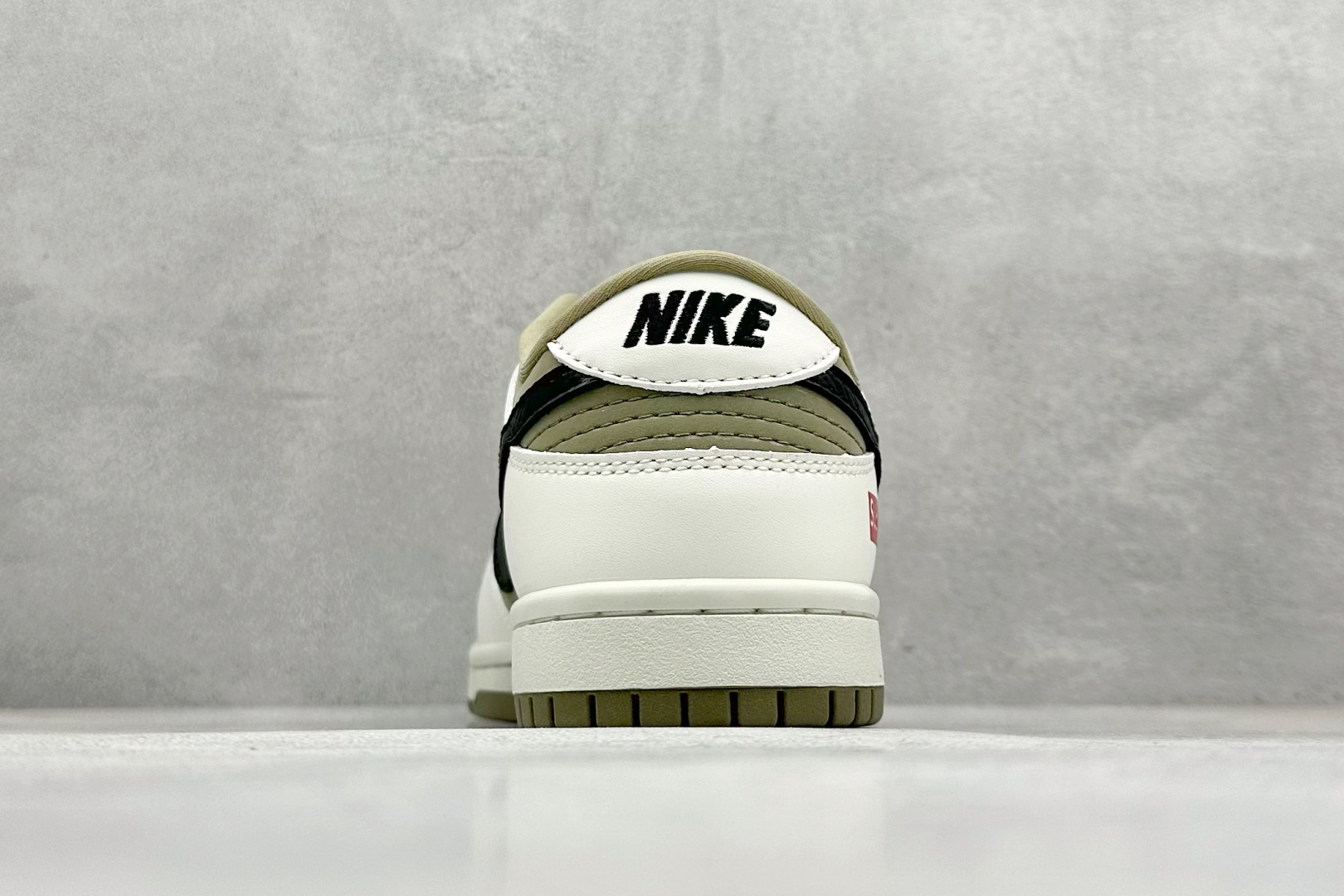 福利特价
Nk SB Dunk Low Supreme联名-解放绿 
周年高端定制 低帮休闲板鞋 #定制