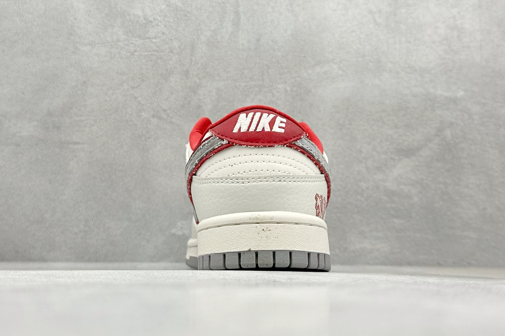 福利特价
Nk SB Dunk Low 龙年限定联名 周年高端定制 低帮休闲板鞋
#定制鞋盒 大厂纯原