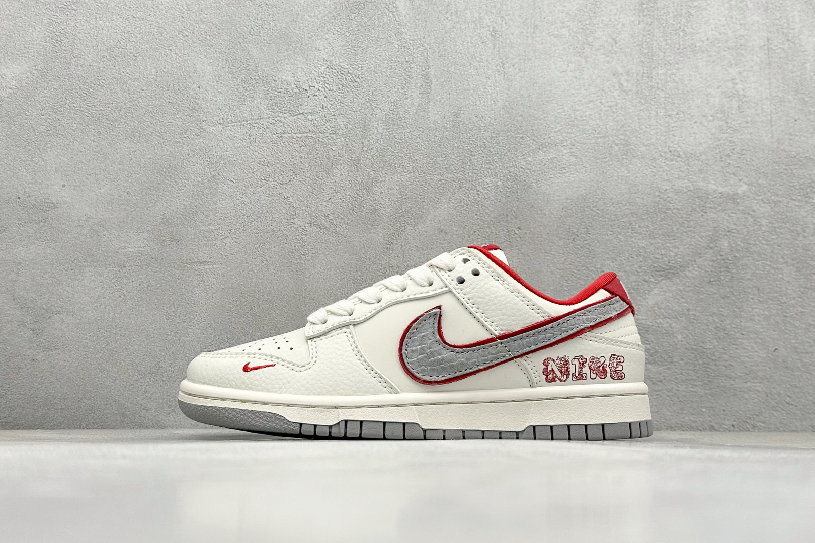 福利特价
Nk SB Dunk Low 龙年限定联名 周年高端定制 低帮休闲板鞋
#定制鞋盒 大厂纯原