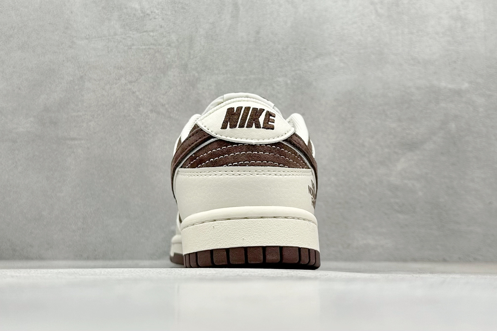 福利特价
Nk SB Dunk Low 北面联名 周年高端定制 低帮休闲板鞋
#定制鞋盒 大厂纯原品质