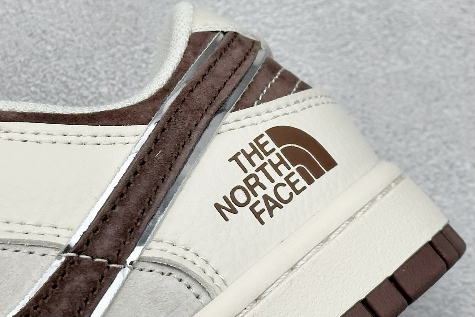 福利特价
Nk SB Dunk Low 北面联名 周年高端定制 低帮休闲板鞋
#定制鞋盒 大厂纯原品质