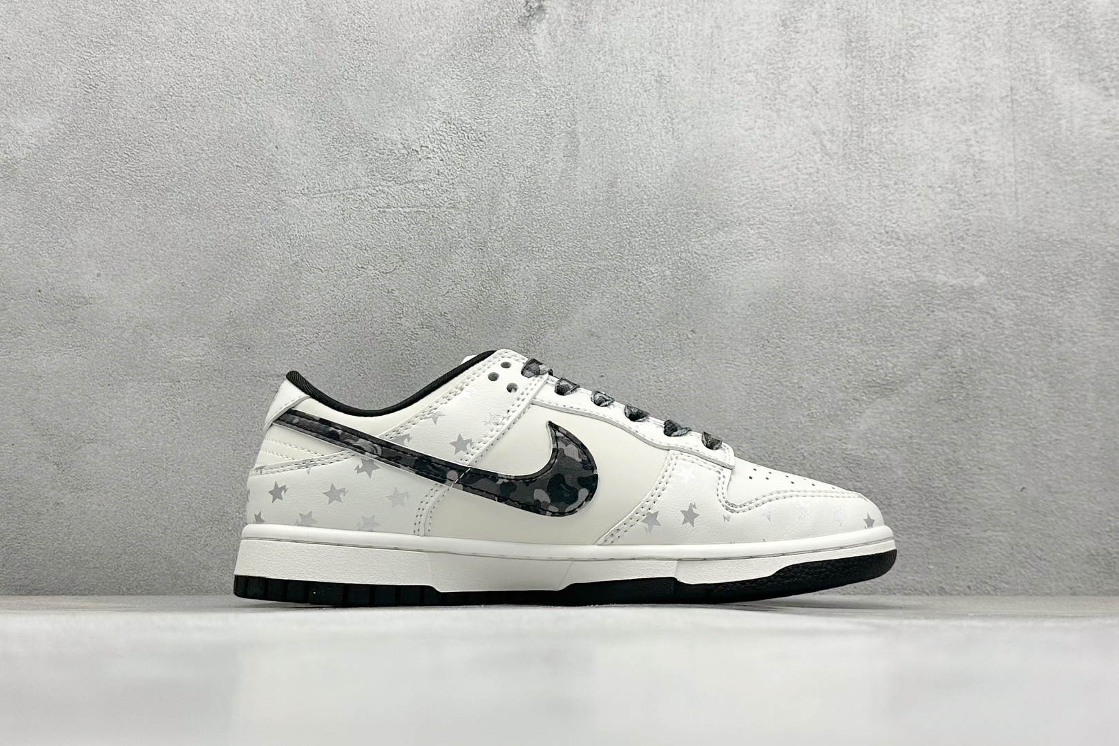福利特价
Nk SB Dunk Low 猿人头联名 周年高端定制 低帮休闲板鞋
#定制鞋盒 大厂纯原品