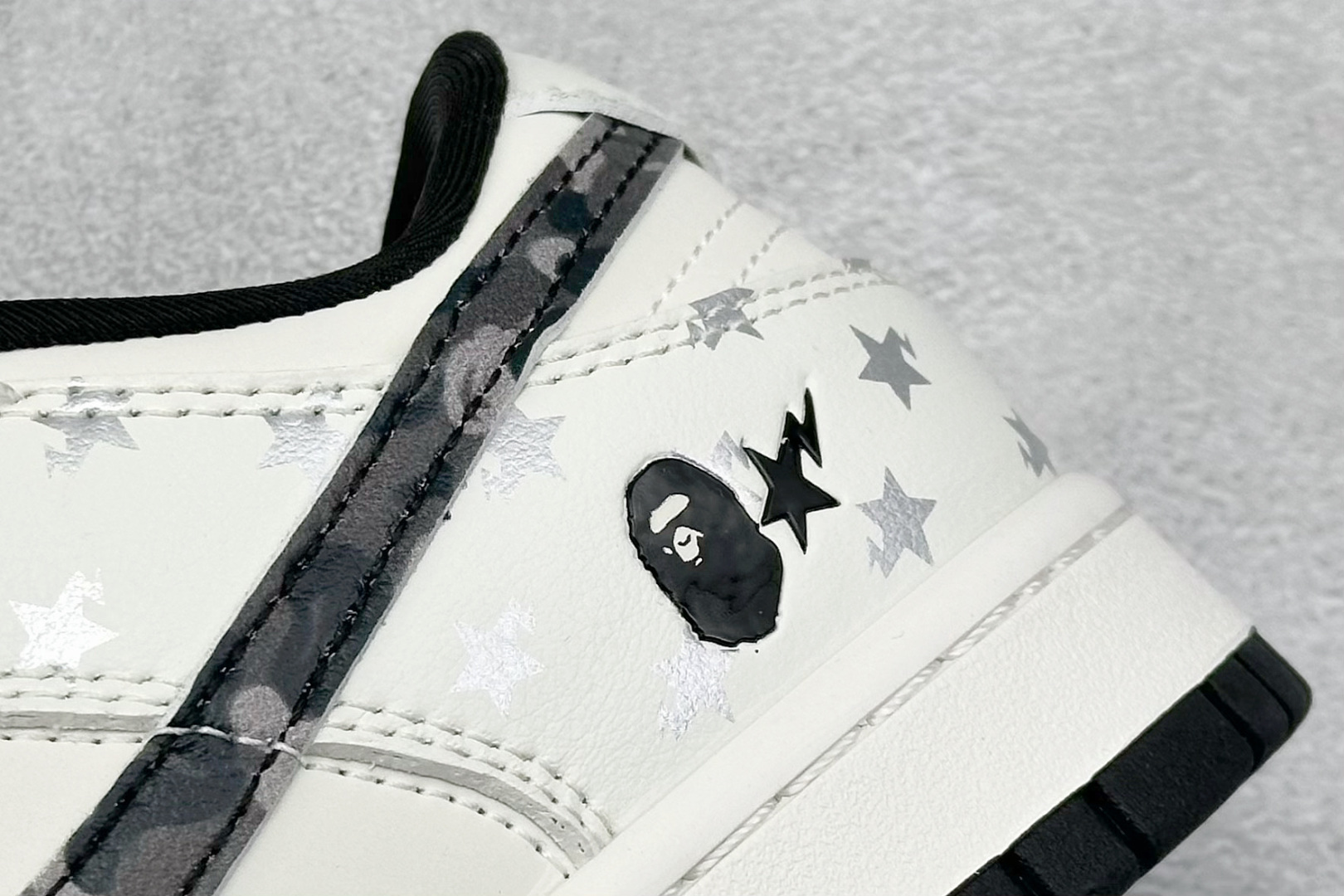 福利特价
Nk SB Dunk Low 猿人头联名 周年高端定制 低帮休闲板鞋
#定制鞋盒 大厂纯原品