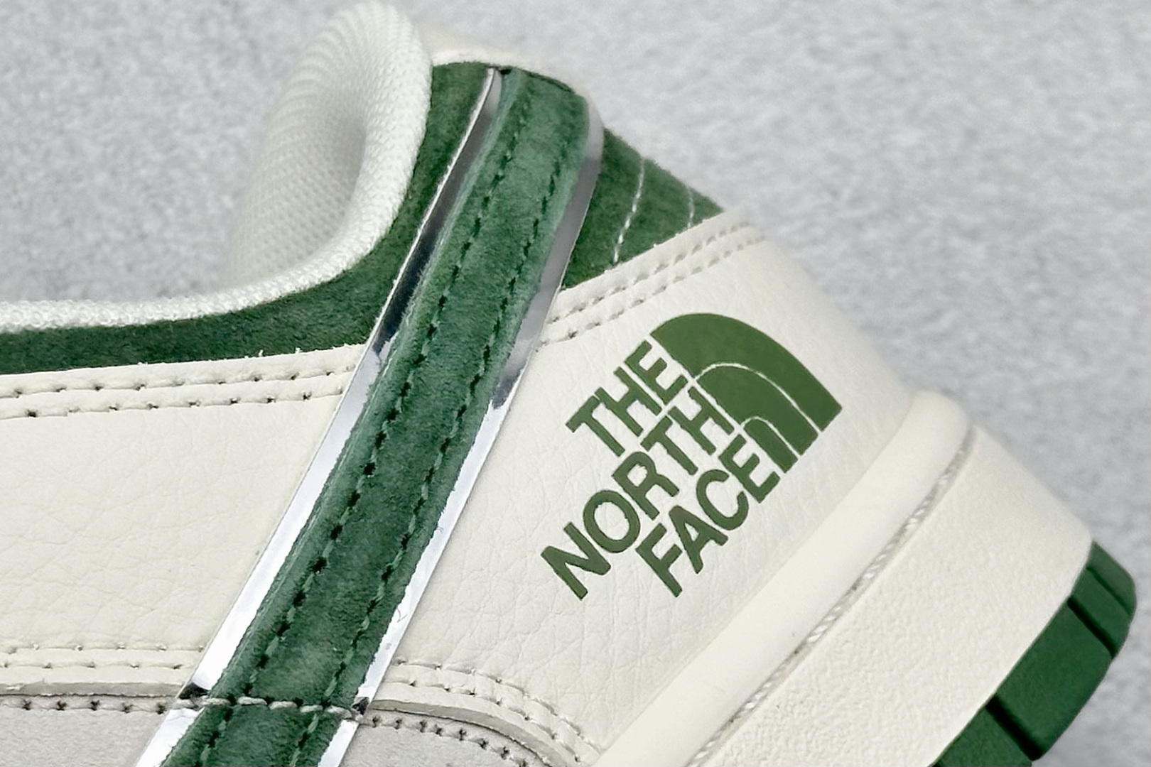 福利特价
Nk SB Dunk Low 北面联名 周年高端定制 低帮休闲板鞋
#定制鞋盒 大厂纯原品质