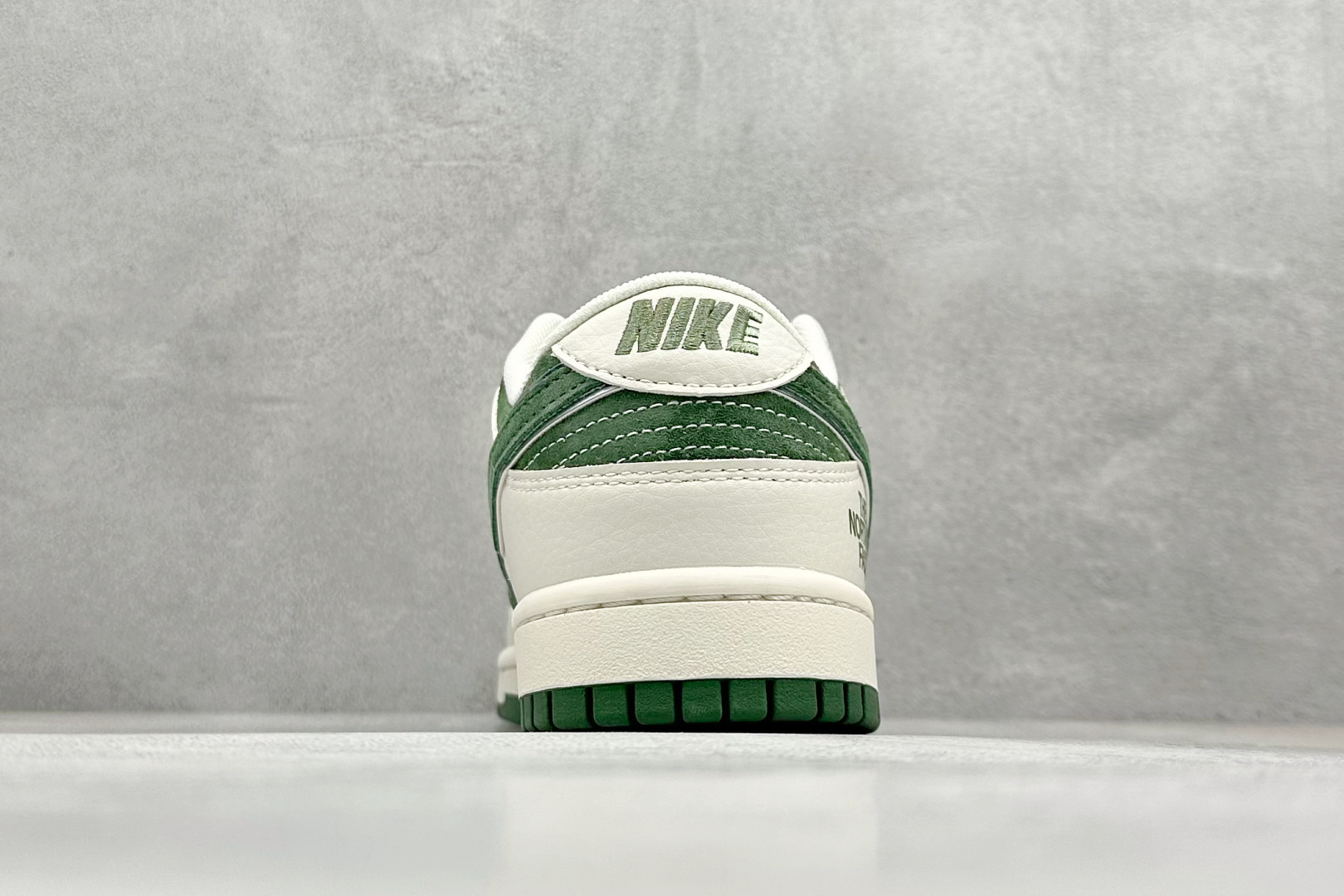 福利特价
Nk SB Dunk Low 北面联名 周年高端定制 低帮休闲板鞋
#定制鞋盒 大厂纯原品质