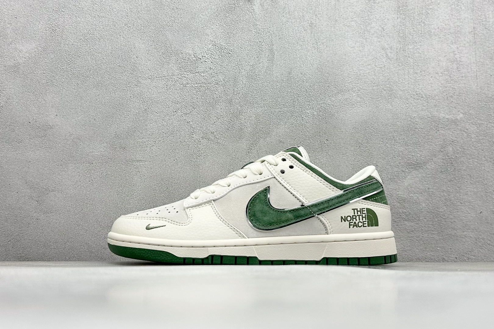 福利特价
Nk SB Dunk Low 北面联名 周年高端定制 低帮休闲板鞋
#定制鞋盒 大厂纯原品质