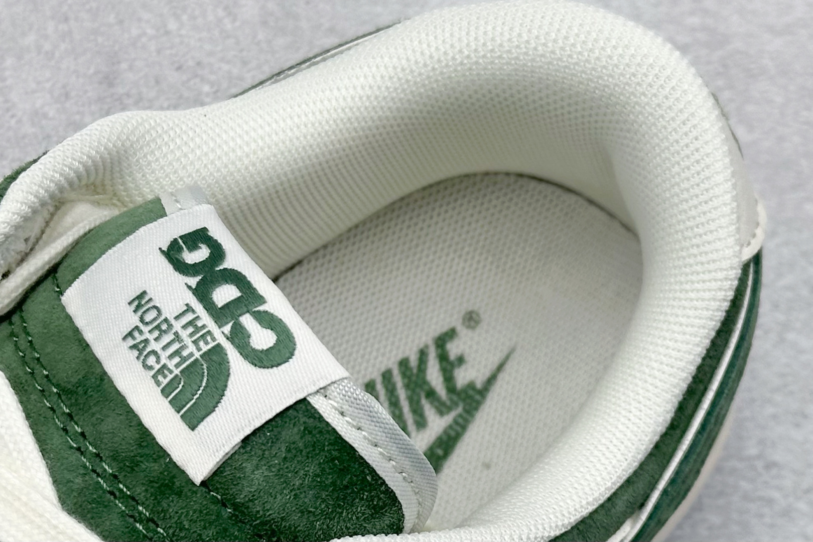 福利特价
Nk SB Dunk Low 北面联名 周年高端定制 低帮休闲板鞋
#定制鞋盒 大厂纯原品质