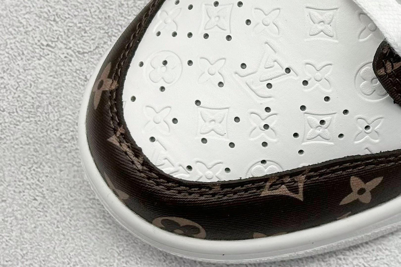 福利特价
Nk SB Dunk Low LV联名 周年高端定制 低帮休闲板鞋
#定制鞋盒 大厂纯原品质