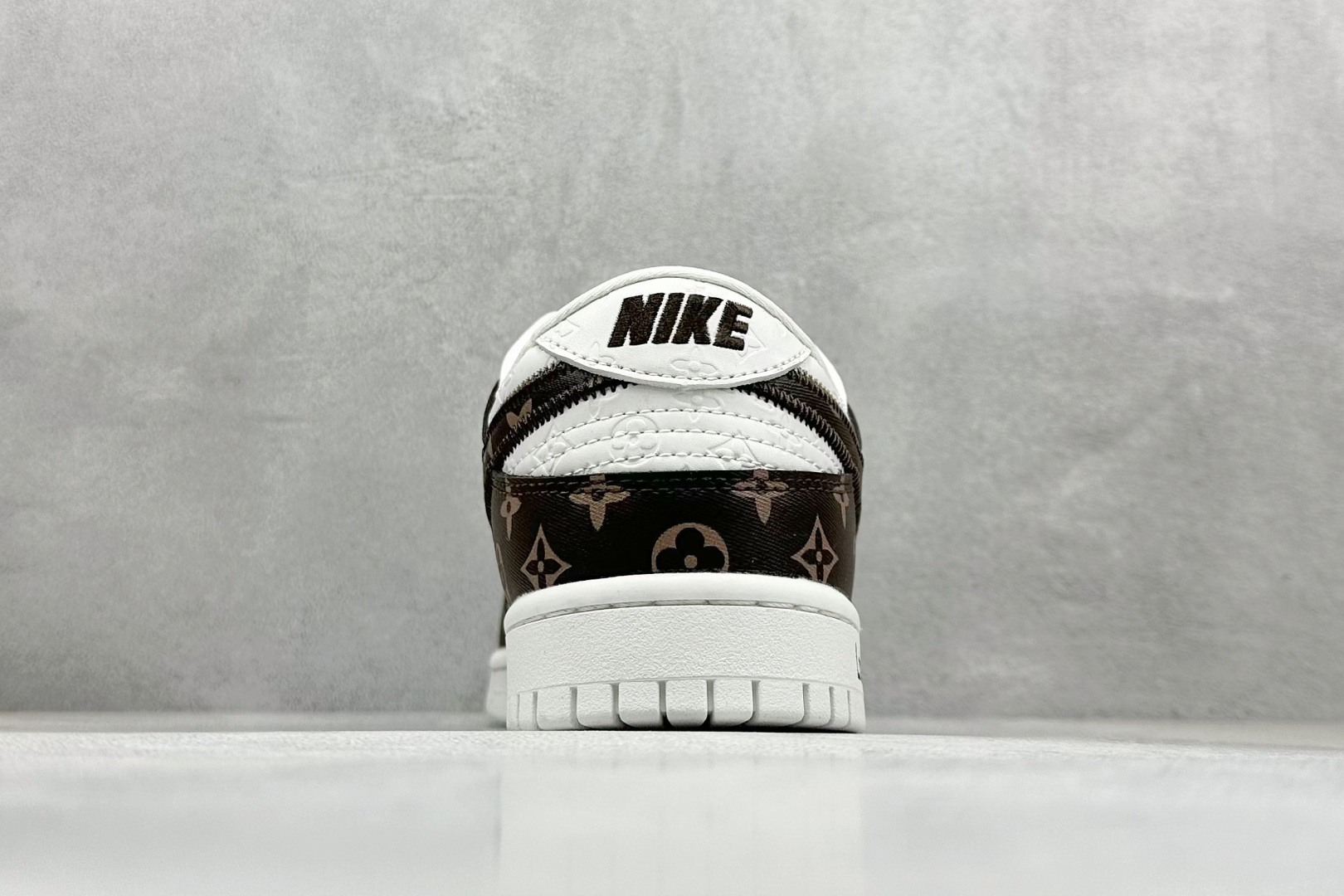 福利特价
Nk SB Dunk Low LV联名 周年高端定制 低帮休闲板鞋
#定制鞋盒 大厂纯原品质