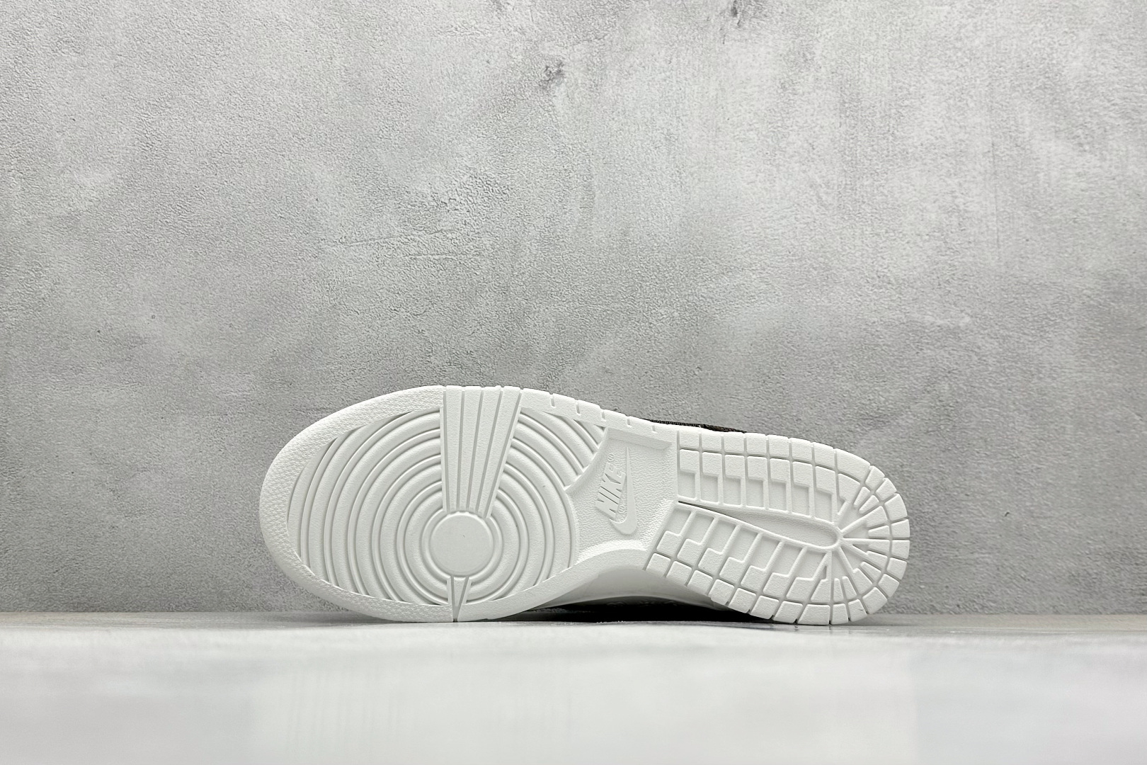 福利特价
Nk SB Dunk Low LV联名 周年高端定制 低帮休闲板鞋
#定制鞋盒 大厂纯原品质