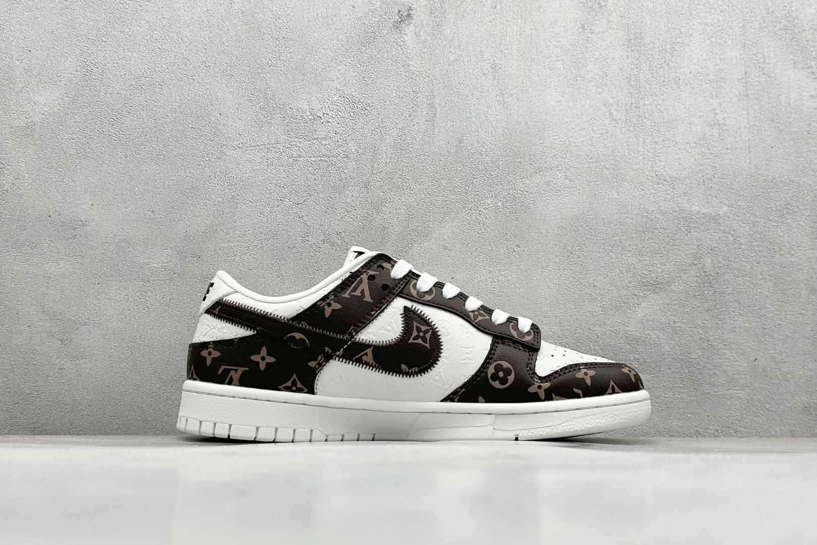 福利特价
Nk SB Dunk Low LV联名 周年高端定制 低帮休闲板鞋
#定制鞋盒 大厂纯原品质