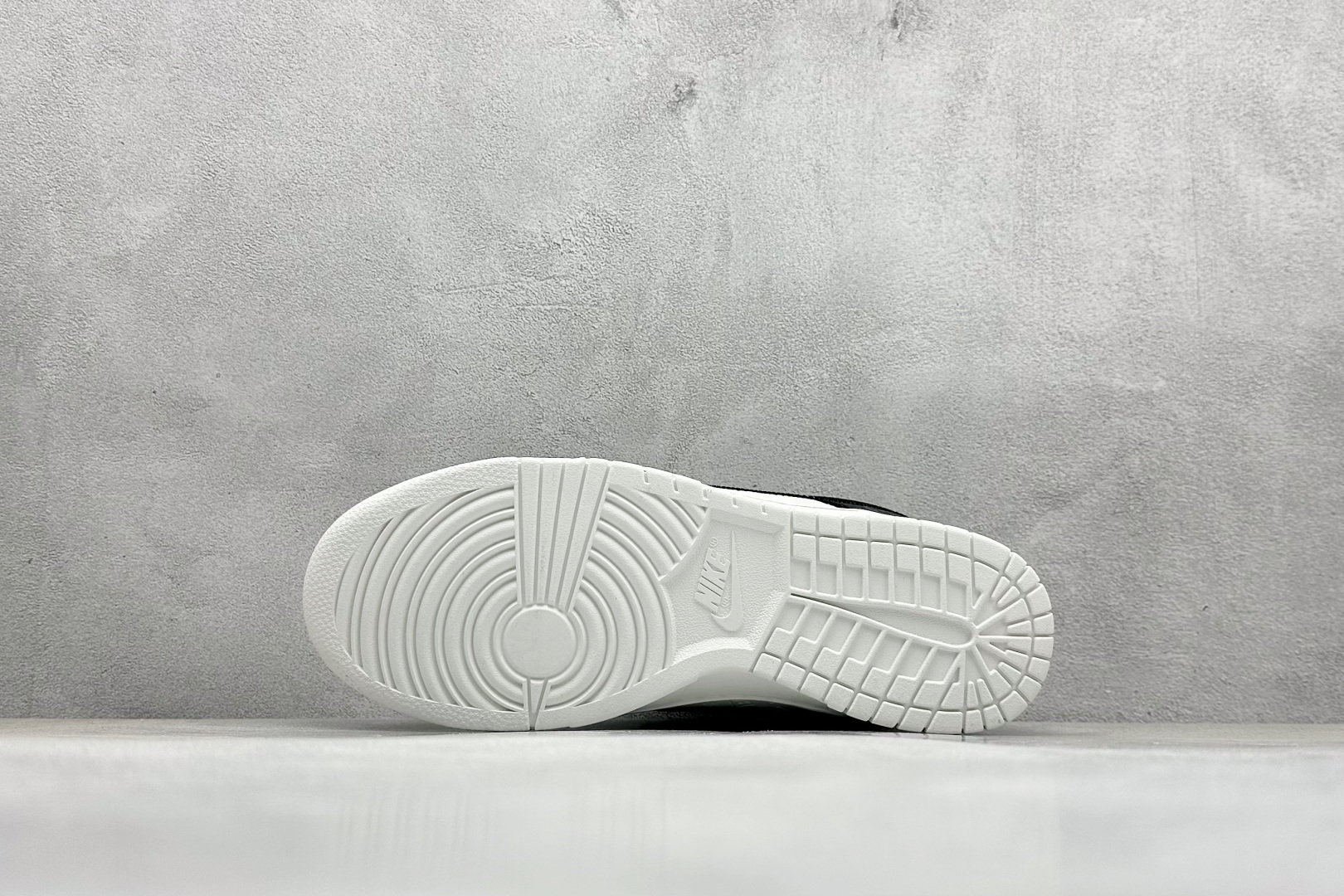 福利特价
Nk SB Dunk Low LV联名 周年高端定制 低帮休闲板鞋
#定制鞋盒 大厂纯原品质