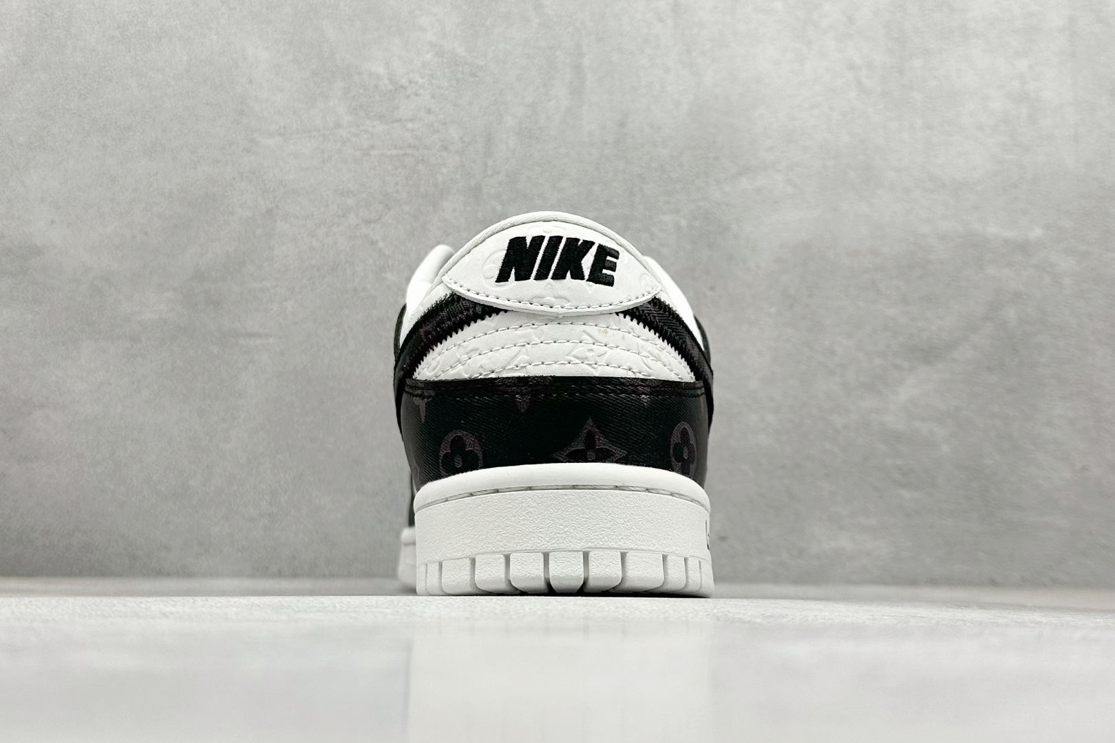 福利特价
Nk SB Dunk Low LV联名 周年高端定制 低帮休闲板鞋
#定制鞋盒 大厂纯原品质