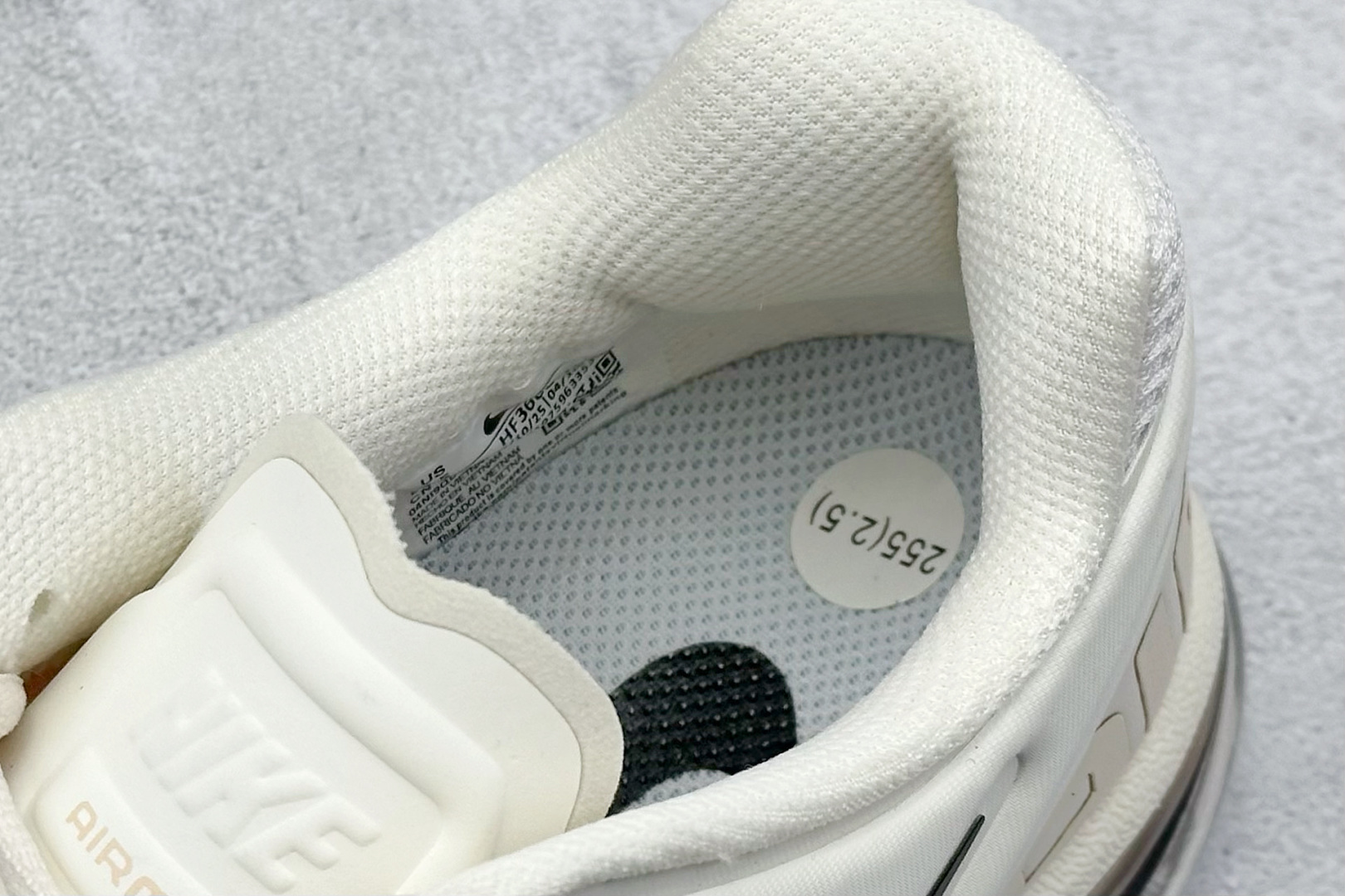 Nike Air Max 2013 舒适时尚耐磨透气 低帮跑步鞋 HF3660-100