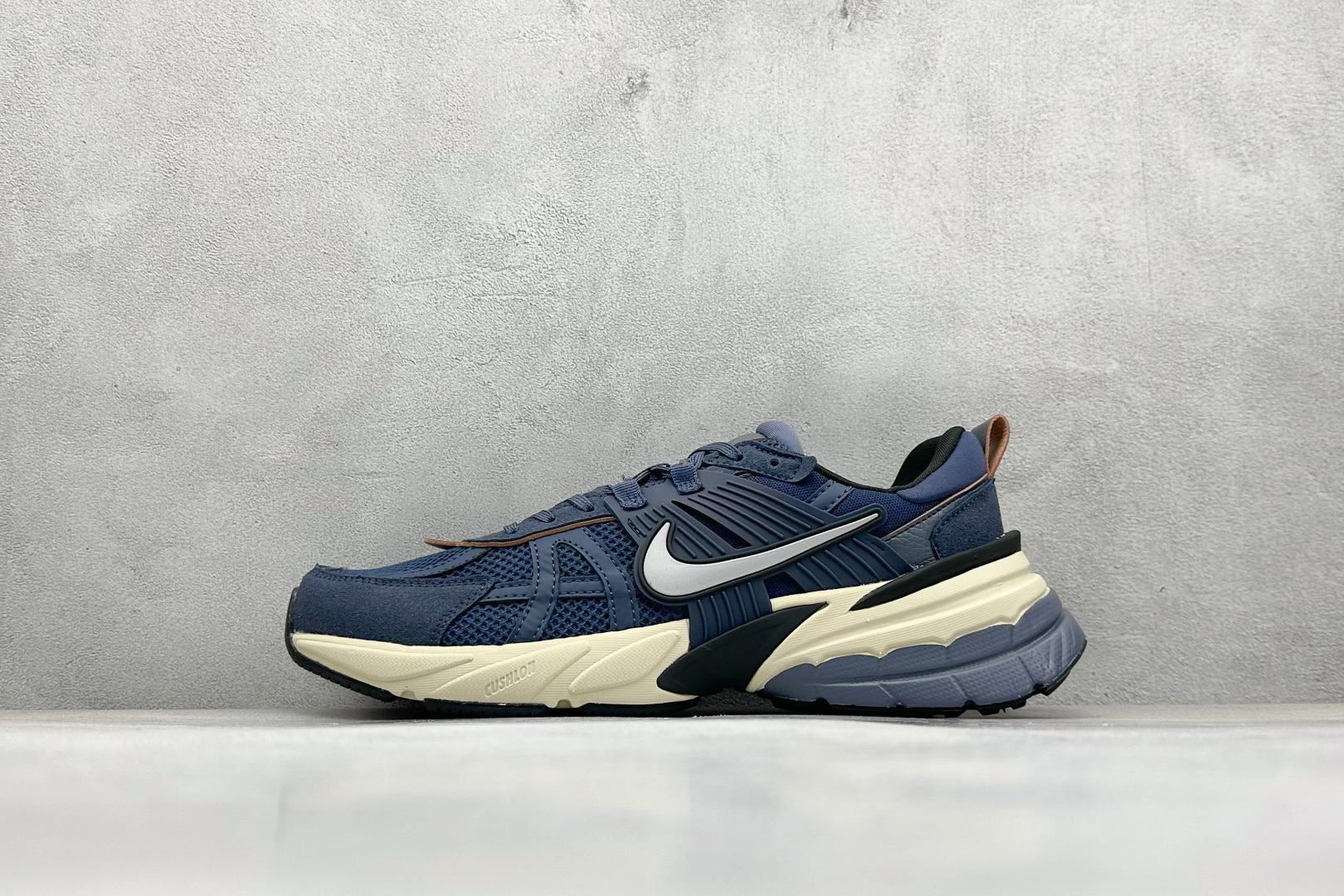 Nike V2K Runtekk Run 减震防滑复古低帮跑步鞋  FN6703-400