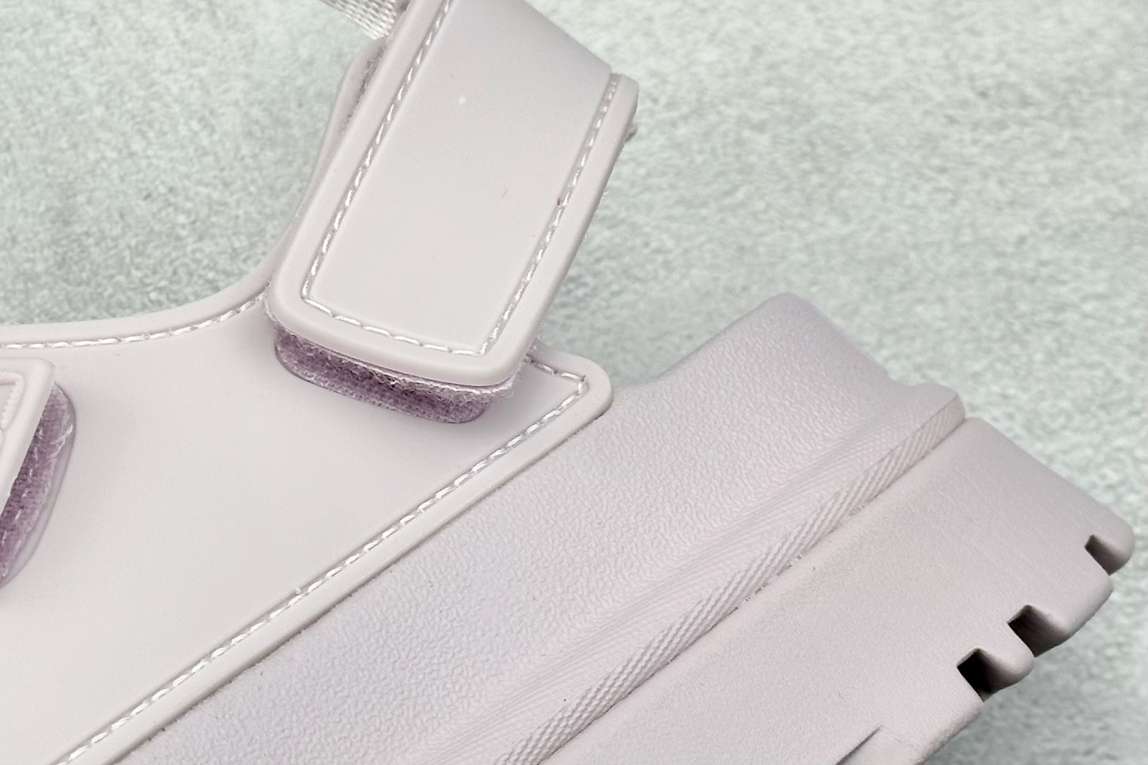 图片[9]-XD版UGG 百搭单品炫金多巴胺凉鞋 Hanni 众明星同款莞产原版开发 露趾魔术贴 一字带凉鞋 延续了雪地靴的厚底设计 双层组合EVA大底增高5cm 上脚第一感觉就是软 整体超轻盈舒适 方便穿脱 简直夏日必备了 魔术贴设计可调节鞋面贴合脚部曲线 多色可选择 凉鞋和袜套搭配出鬼马少女感 夏季可搭配任何风格 打造夏日彩色辣妹look 货号：W / 1152685 尺码：35-40-选品中心