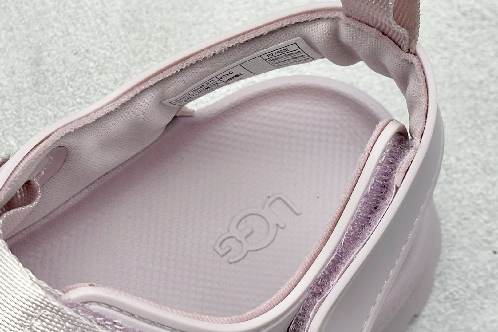 图片[8]-XD版UGG 百搭单品炫金多巴胺凉鞋 Hanni 众明星同款莞产原版开发 露趾魔术贴 一字带凉鞋 延续了雪地靴的厚底设计 双层组合EVA大底增高5cm 上脚第一感觉就是软 整体超轻盈舒适 方便穿脱 简直夏日必备了 魔术贴设计可调节鞋面贴合脚部曲线 多色可选择 凉鞋和袜套搭配出鬼马少女感 夏季可搭配任何风格 打造夏日彩色辣妹look 货号：W / 1152685 尺码：35-40-选品中心