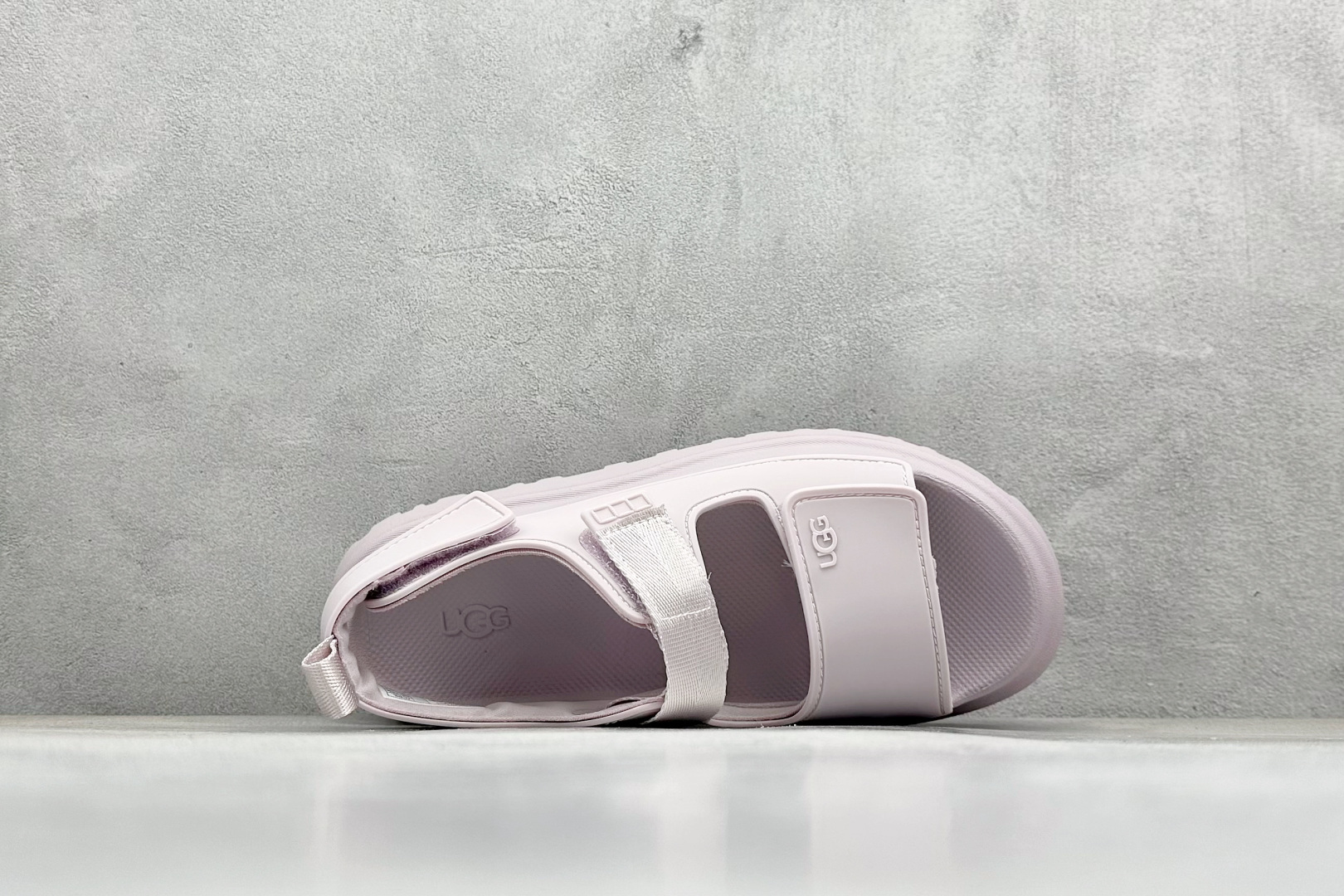 图片[3]-XD版UGG 百搭单品炫金多巴胺凉鞋 Hanni 众明星同款莞产原版开发 露趾魔术贴 一字带凉鞋 延续了雪地靴的厚底设计 双层组合EVA大底增高5cm 上脚第一感觉就是软 整体超轻盈舒适 方便穿脱 简直夏日必备了 魔术贴设计可调节鞋面贴合脚部曲线 多色可选择 凉鞋和袜套搭配出鬼马少女感 夏季可搭配任何风格 打造夏日彩色辣妹look 货号：W / 1152685 尺码：35-40-选品中心