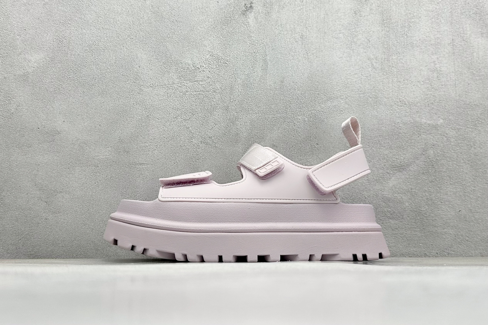 XD版UGG 百搭单品炫金多巴胺凉鞋 Hanni 众明星同款莞产原版开发 露趾魔术贴 一字带凉鞋 延续了雪地靴的厚底设计 双层组合EVA大底增高5cm 上脚第一感觉就是软 整体超轻盈舒适 方便穿脱 简直夏日必备了 魔术贴设计可调节鞋面贴合脚部曲线 多色可选择 凉鞋和袜套搭配出鬼马少女感 夏季可搭配任何风格 打造夏日彩色辣妹look 货号：W / 1152685 尺码：35-40-选品中心