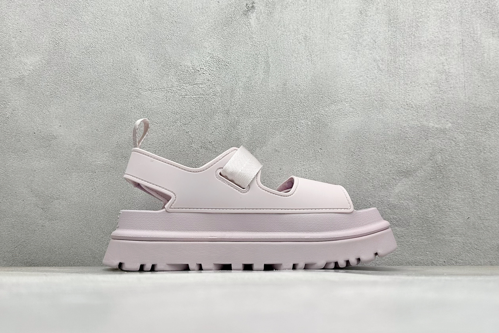 图片[2]-XD版UGG 百搭单品炫金多巴胺凉鞋 Hanni 众明星同款莞产原版开发 露趾魔术贴 一字带凉鞋 延续了雪地靴的厚底设计 双层组合EVA大底增高5cm 上脚第一感觉就是软 整体超轻盈舒适 方便穿脱 简直夏日必备了 魔术贴设计可调节鞋面贴合脚部曲线 多色可选择 凉鞋和袜套搭配出鬼马少女感 夏季可搭配任何风格 打造夏日彩色辣妹look 货号：W / 1152685 尺码：35-40-选品中心