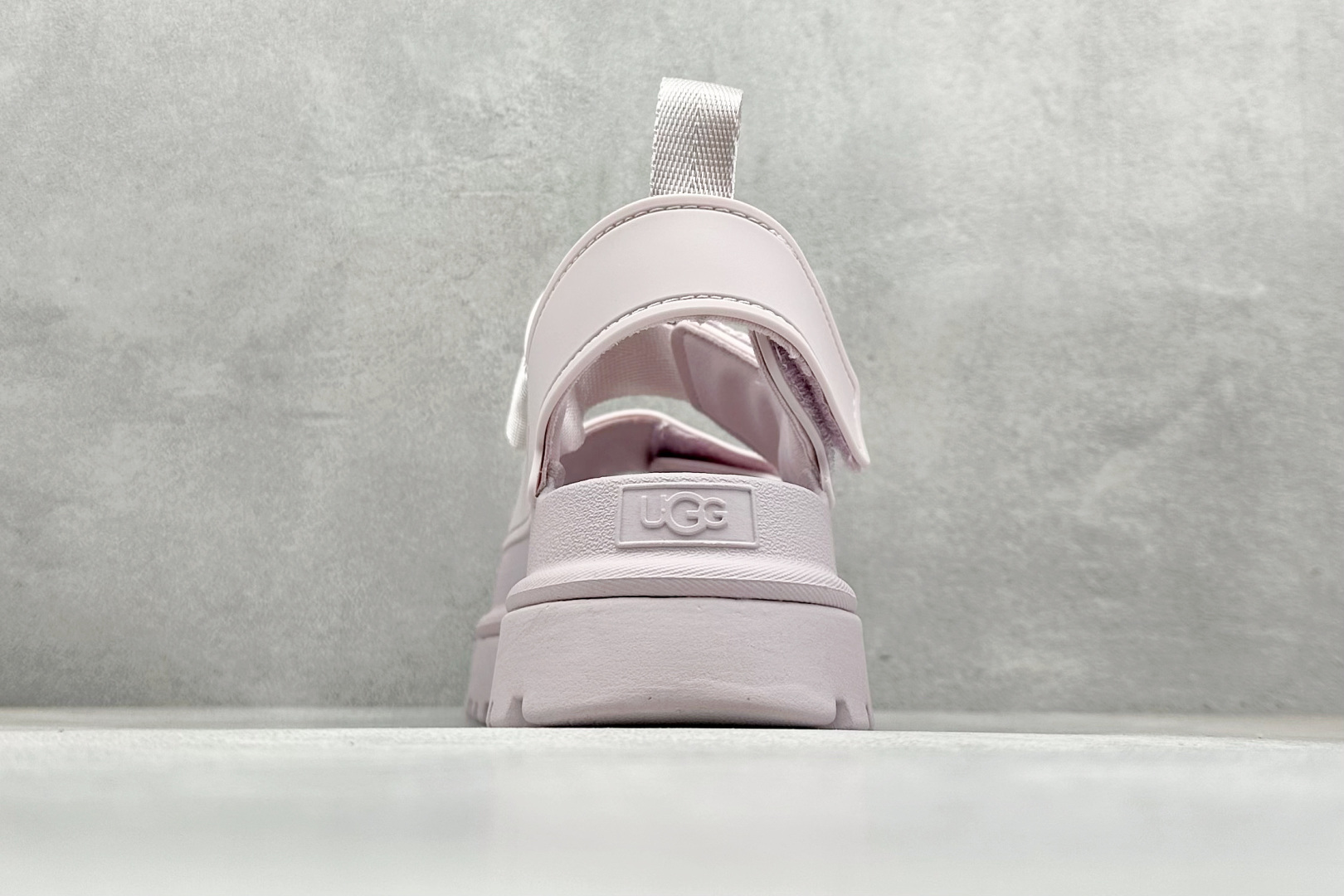 图片[6]-XD版UGG 百搭单品炫金多巴胺凉鞋 Hanni 众明星同款莞产原版开发 露趾魔术贴 一字带凉鞋 延续了雪地靴的厚底设计 双层组合EVA大底增高5cm 上脚第一感觉就是软 整体超轻盈舒适 方便穿脱 简直夏日必备了 魔术贴设计可调节鞋面贴合脚部曲线 多色可选择 凉鞋和袜套搭配出鬼马少女感 夏季可搭配任何风格 打造夏日彩色辣妹look 货号：W / 1152685 尺码：35-40-选品中心