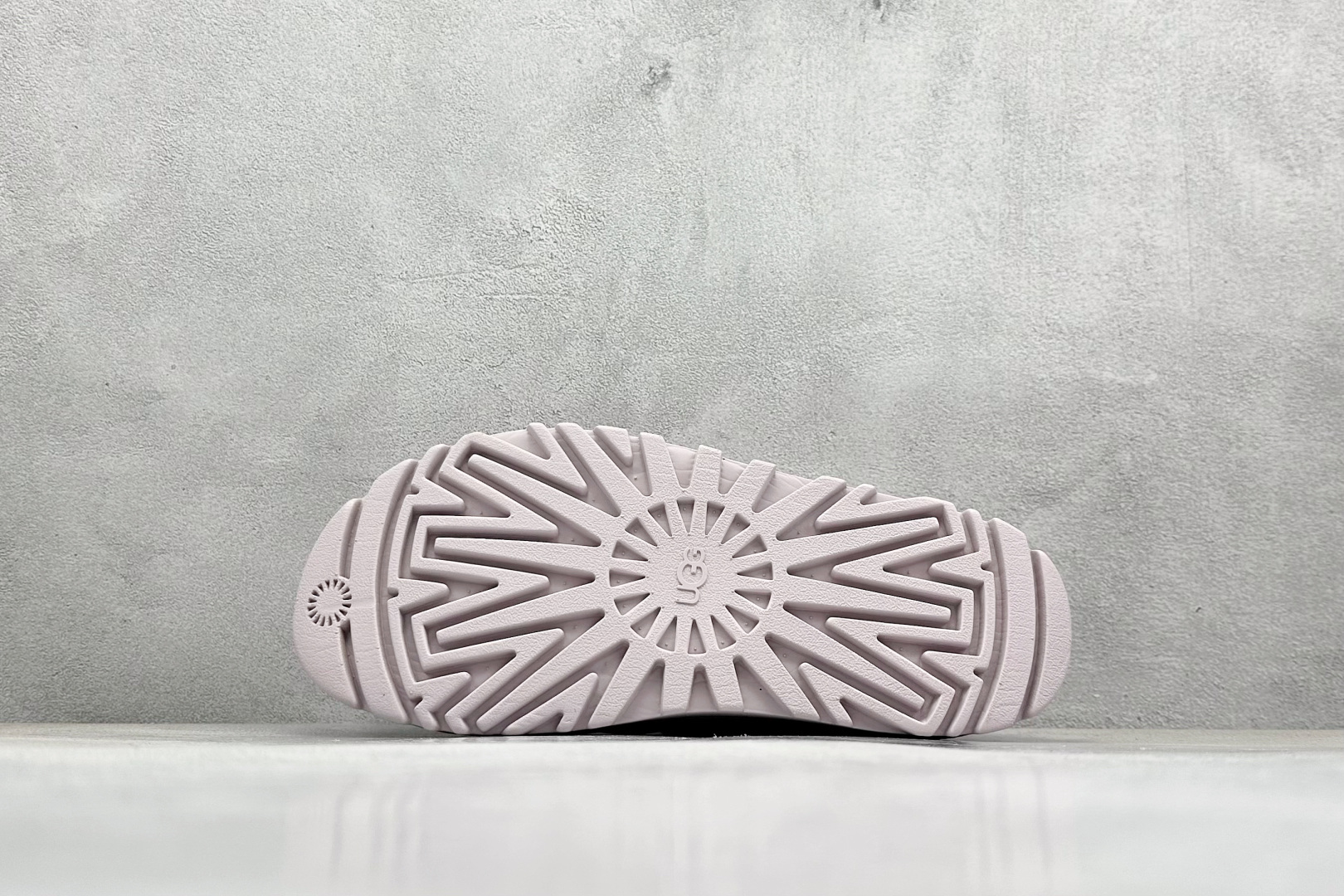 图片[4]-XD版UGG 百搭单品炫金多巴胺凉鞋 Hanni 众明星同款莞产原版开发 露趾魔术贴 一字带凉鞋 延续了雪地靴的厚底设计 双层组合EVA大底增高5cm 上脚第一感觉就是软 整体超轻盈舒适 方便穿脱 简直夏日必备了 魔术贴设计可调节鞋面贴合脚部曲线 多色可选择 凉鞋和袜套搭配出鬼马少女感 夏季可搭配任何风格 打造夏日彩色辣妹look 货号：W / 1152685 尺码：35-40-选品中心