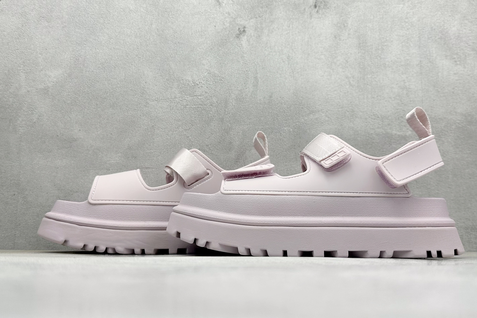 图片[5]-XD版UGG 百搭单品炫金多巴胺凉鞋 Hanni 众明星同款莞产原版开发 露趾魔术贴 一字带凉鞋 延续了雪地靴的厚底设计 双层组合EVA大底增高5cm 上脚第一感觉就是软 整体超轻盈舒适 方便穿脱 简直夏日必备了 魔术贴设计可调节鞋面贴合脚部曲线 多色可选择 凉鞋和袜套搭配出鬼马少女感 夏季可搭配任何风格 打造夏日彩色辣妹look 货号：W / 1152685 尺码：35-40-选品中心