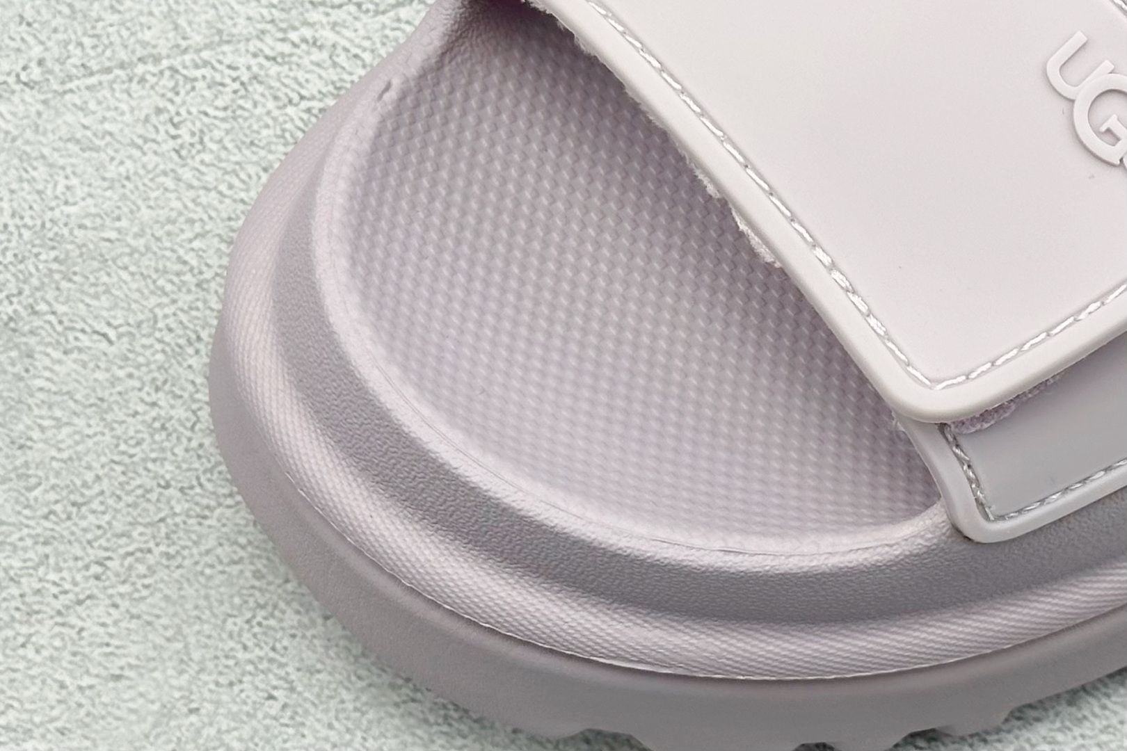 图片[7]-XD版UGG 百搭单品炫金多巴胺凉鞋 Hanni 众明星同款莞产原版开发 露趾魔术贴 一字带凉鞋 延续了雪地靴的厚底设计 双层组合EVA大底增高5cm 上脚第一感觉就是软 整体超轻盈舒适 方便穿脱 简直夏日必备了 魔术贴设计可调节鞋面贴合脚部曲线 多色可选择 凉鞋和袜套搭配出鬼马少女感 夏季可搭配任何风格 打造夏日彩色辣妹look 货号：W / 1152685 尺码：35-40-选品中心