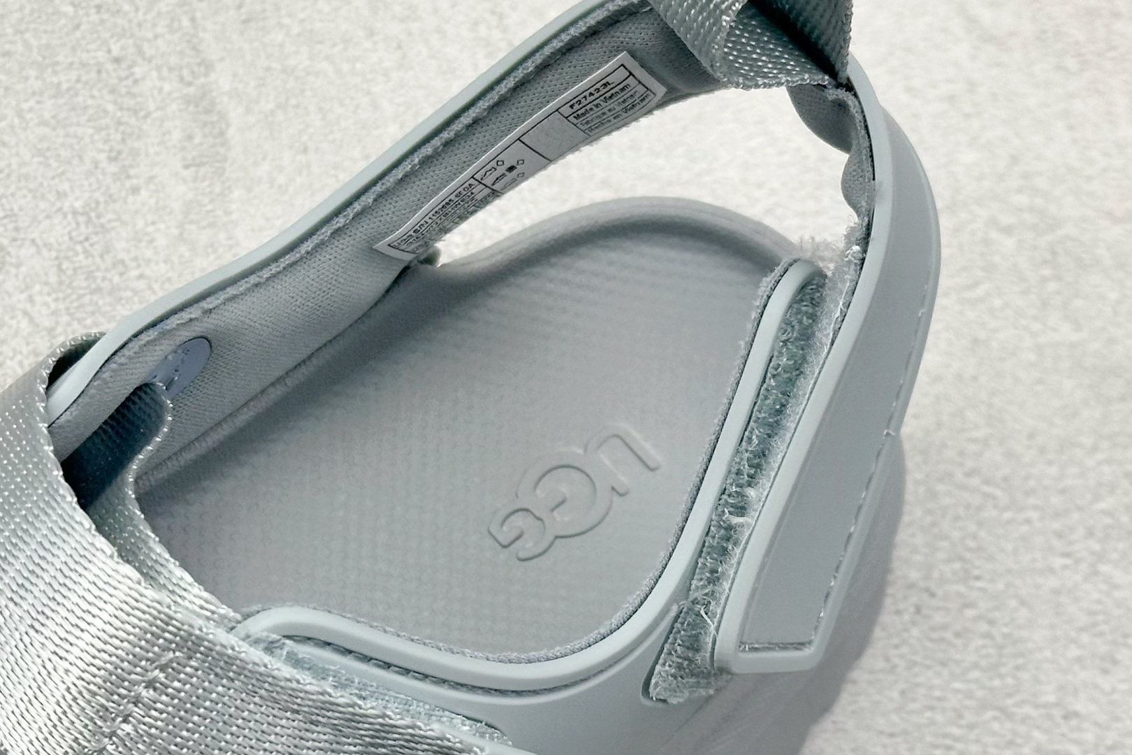 图片[8]-XD版UGG 百搭单品炫金多巴胺凉鞋 Hanni 众明星同款莞产原版开发 露趾魔术贴 一字带凉鞋 延续了雪地靴的厚底设计 双层组合EVA大底增高5cm 上脚第一感觉就是软 整体超轻盈舒适 方便穿脱 简直夏日必备了 魔术贴设计可调节鞋面贴合脚部曲线 多色可选择 凉鞋和袜套搭配出鬼马少女感 夏季可搭配任何风格 打造夏日彩色辣妹look 货号：W / 1152685 尺码：35-40-选品中心