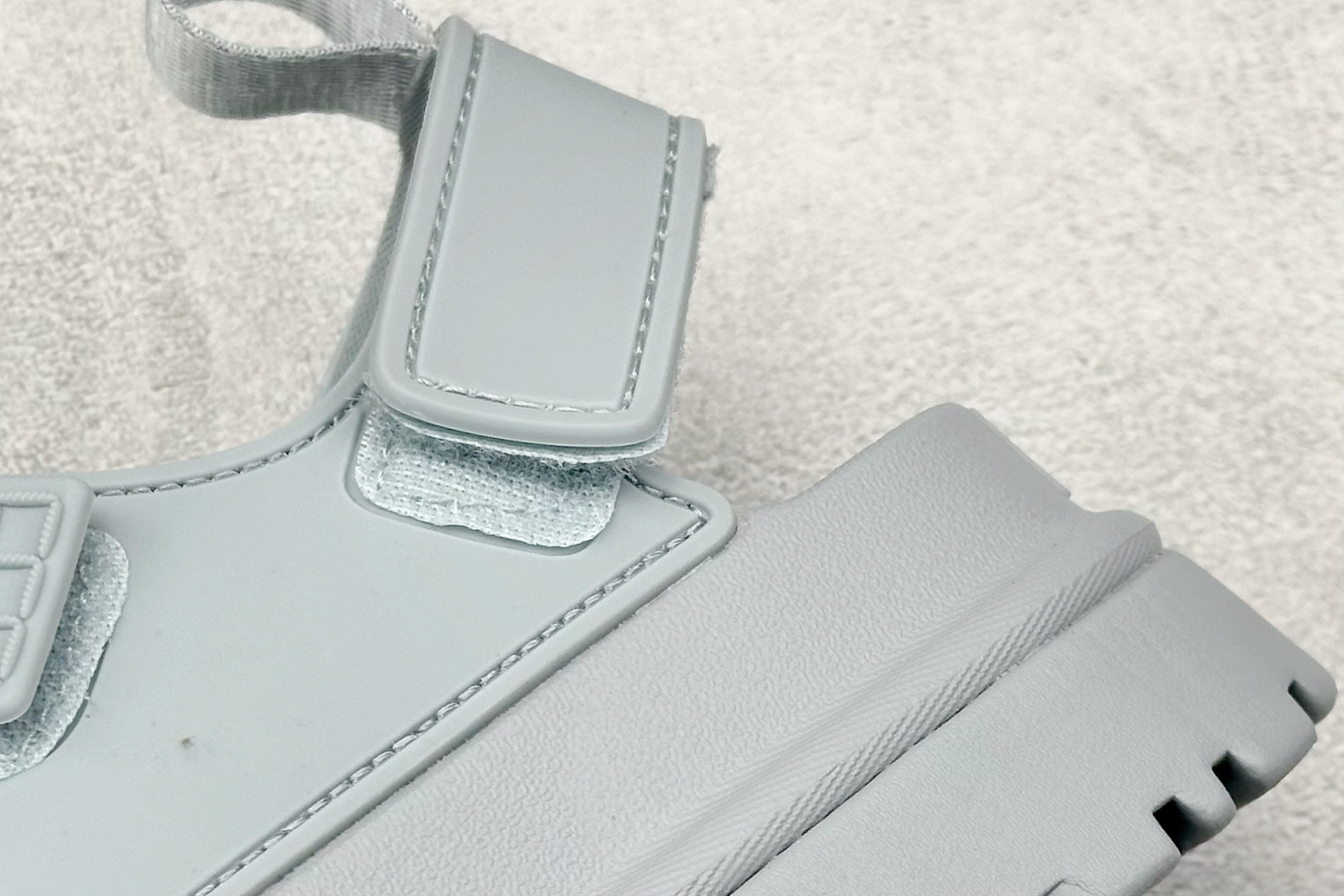 图片[9]-XD版UGG 百搭单品炫金多巴胺凉鞋 Hanni 众明星同款莞产原版开发 露趾魔术贴 一字带凉鞋 延续了雪地靴的厚底设计 双层组合EVA大底增高5cm 上脚第一感觉就是软 整体超轻盈舒适 方便穿脱 简直夏日必备了 魔术贴设计可调节鞋面贴合脚部曲线 多色可选择 凉鞋和袜套搭配出鬼马少女感 夏季可搭配任何风格 打造夏日彩色辣妹look 货号：W / 1152685 尺码：35-40-选品中心