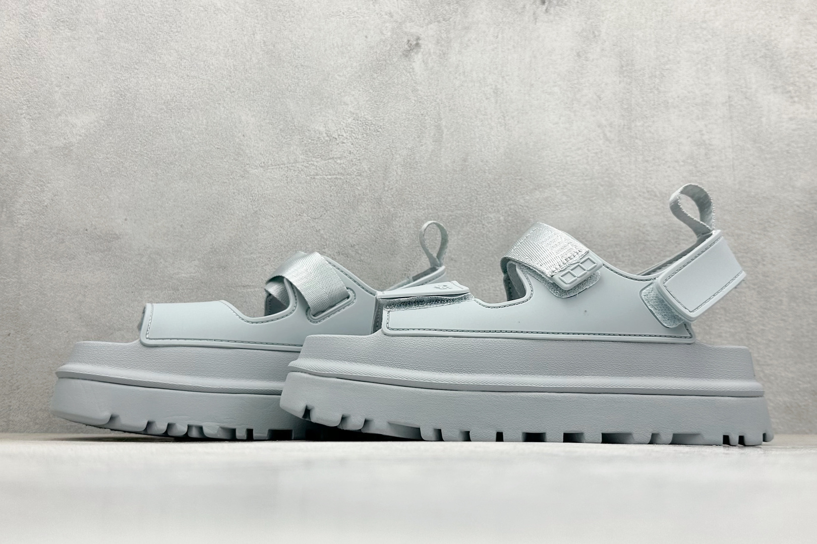 图片[5]-XD版UGG 百搭单品炫金多巴胺凉鞋 Hanni 众明星同款莞产原版开发 露趾魔术贴 一字带凉鞋 延续了雪地靴的厚底设计 双层组合EVA大底增高5cm 上脚第一感觉就是软 整体超轻盈舒适 方便穿脱 简直夏日必备了 魔术贴设计可调节鞋面贴合脚部曲线 多色可选择 凉鞋和袜套搭配出鬼马少女感 夏季可搭配任何风格 打造夏日彩色辣妹look 货号：W / 1152685 尺码：35-40-选品中心