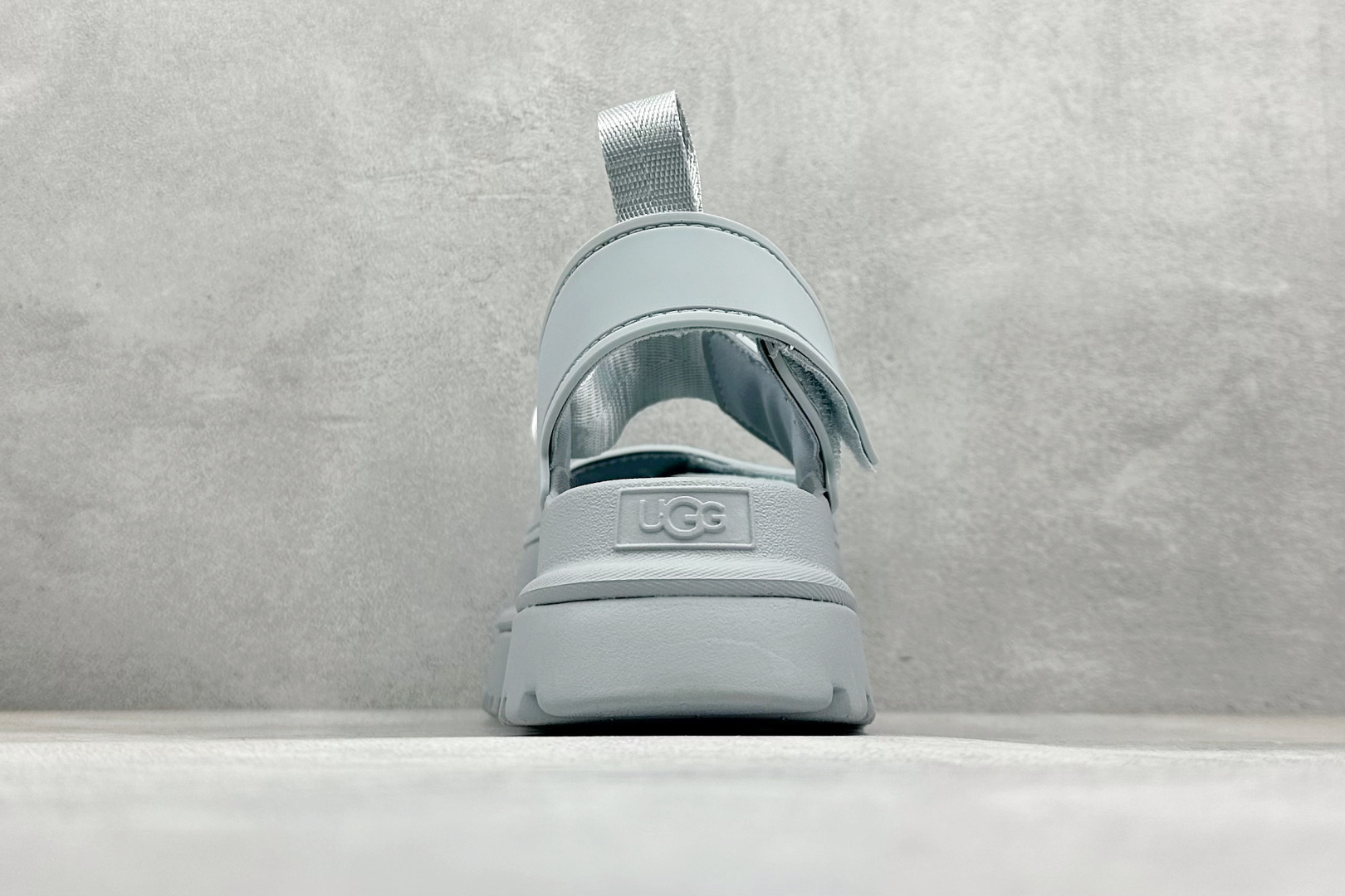 图片[6]-XD版UGG 百搭单品炫金多巴胺凉鞋 Hanni 众明星同款莞产原版开发 露趾魔术贴 一字带凉鞋 延续了雪地靴的厚底设计 双层组合EVA大底增高5cm 上脚第一感觉就是软 整体超轻盈舒适 方便穿脱 简直夏日必备了 魔术贴设计可调节鞋面贴合脚部曲线 多色可选择 凉鞋和袜套搭配出鬼马少女感 夏季可搭配任何风格 打造夏日彩色辣妹look 货号：W / 1152685 尺码：35-40-选品中心