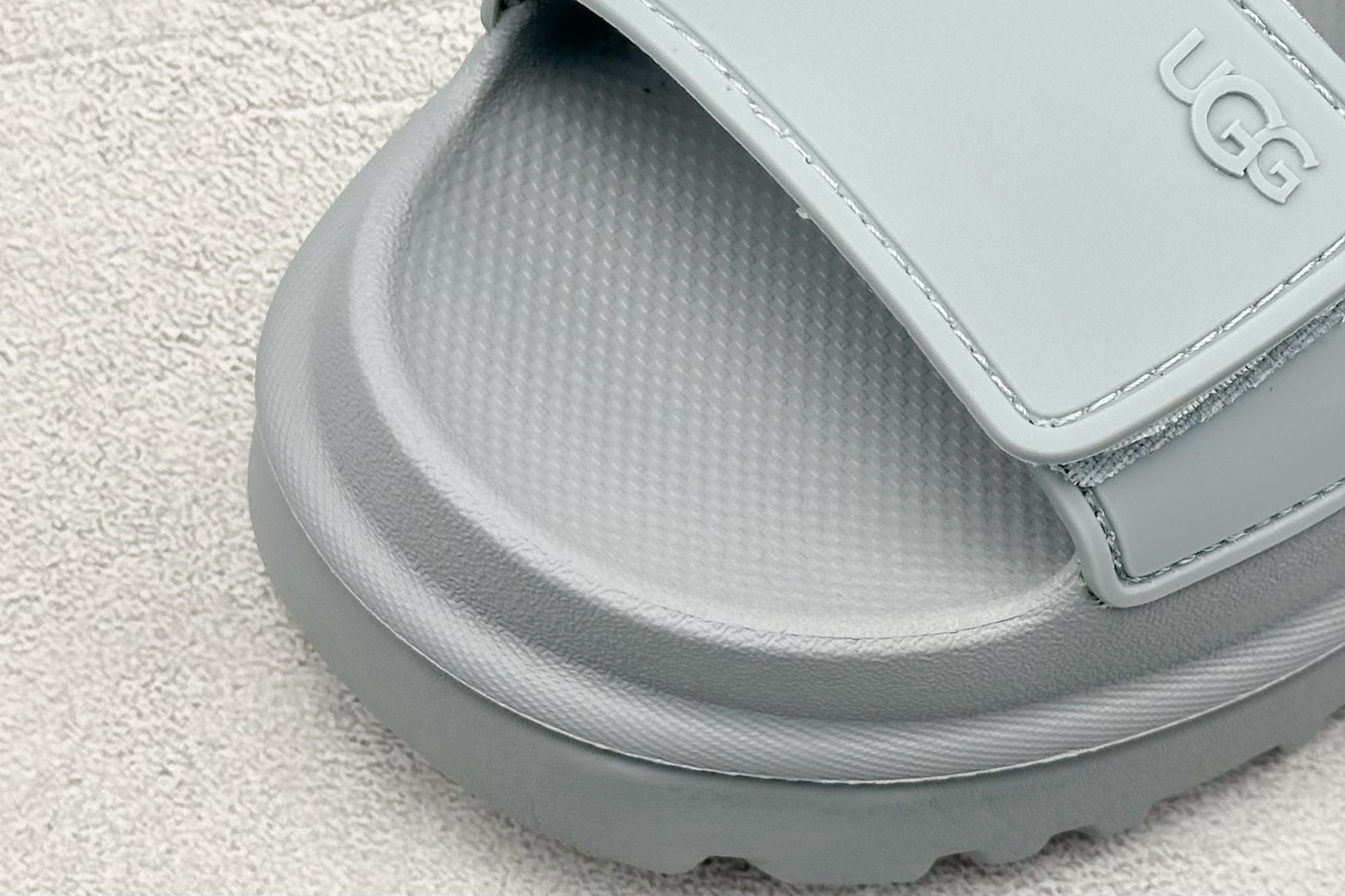 图片[7]-XD版UGG 百搭单品炫金多巴胺凉鞋 Hanni 众明星同款莞产原版开发 露趾魔术贴 一字带凉鞋 延续了雪地靴的厚底设计 双层组合EVA大底增高5cm 上脚第一感觉就是软 整体超轻盈舒适 方便穿脱 简直夏日必备了 魔术贴设计可调节鞋面贴合脚部曲线 多色可选择 凉鞋和袜套搭配出鬼马少女感 夏季可搭配任何风格 打造夏日彩色辣妹look 货号：W / 1152685 尺码：35-40-选品中心