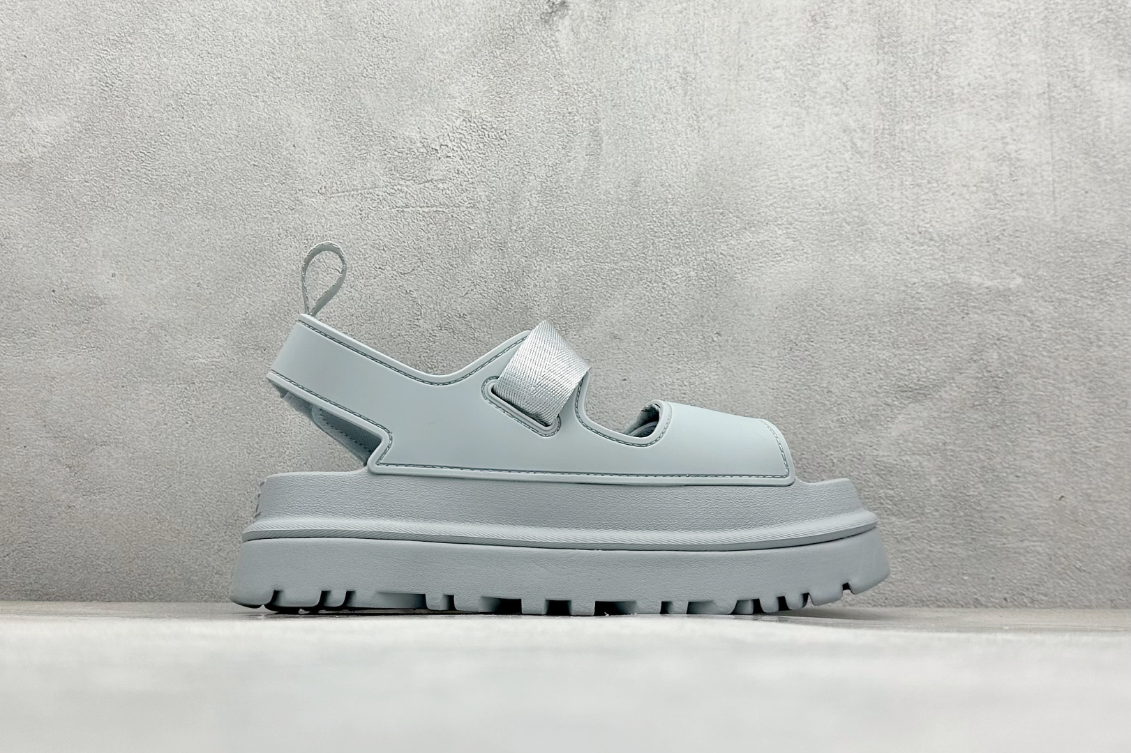 图片[2]-XD版UGG 百搭单品炫金多巴胺凉鞋 Hanni 众明星同款莞产原版开发 露趾魔术贴 一字带凉鞋 延续了雪地靴的厚底设计 双层组合EVA大底增高5cm 上脚第一感觉就是软 整体超轻盈舒适 方便穿脱 简直夏日必备了 魔术贴设计可调节鞋面贴合脚部曲线 多色可选择 凉鞋和袜套搭配出鬼马少女感 夏季可搭配任何风格 打造夏日彩色辣妹look 货号：W / 1152685 尺码：35-40-选品中心