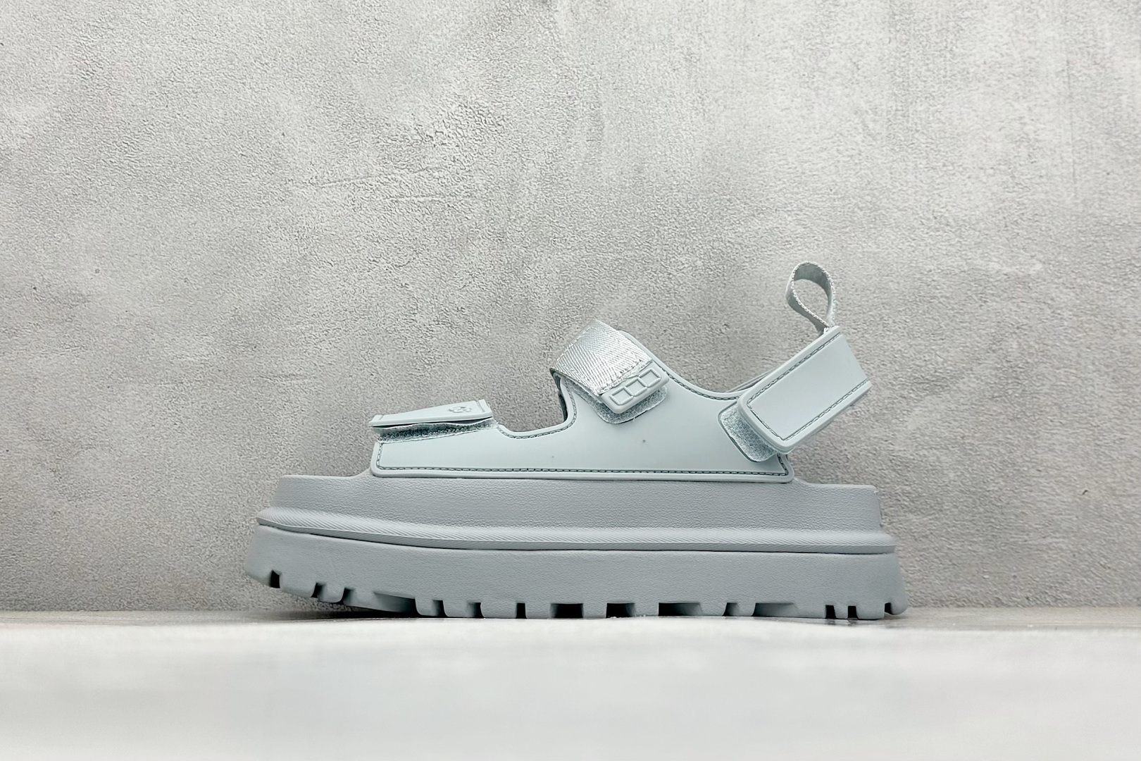 XD版UGG 百搭单品炫金多巴胺凉鞋 Hanni 众明星同款莞产原版开发 露趾魔术贴 一字带凉鞋 延续了雪地靴的厚底设计 双层组合EVA大底增高5cm 上脚第一感觉就是软 整体超轻盈舒适 方便穿脱 简直夏日必备了 魔术贴设计可调节鞋面贴合脚部曲线 多色可选择 凉鞋和袜套搭配出鬼马少女感 夏季可搭配任何风格 打造夏日彩色辣妹look 货号：W / 1152685 尺码：35-40-选品中心