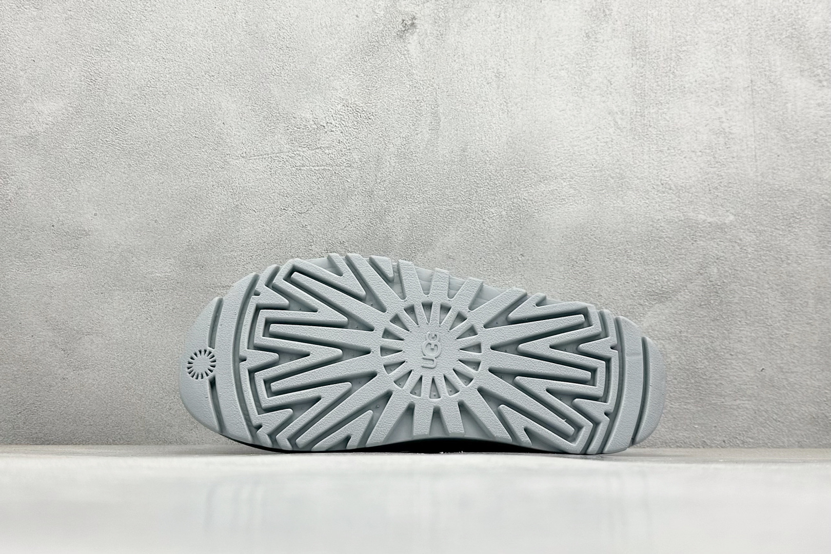 图片[4]-XD版UGG 百搭单品炫金多巴胺凉鞋 Hanni 众明星同款莞产原版开发 露趾魔术贴 一字带凉鞋 延续了雪地靴的厚底设计 双层组合EVA大底增高5cm 上脚第一感觉就是软 整体超轻盈舒适 方便穿脱 简直夏日必备了 魔术贴设计可调节鞋面贴合脚部曲线 多色可选择 凉鞋和袜套搭配出鬼马少女感 夏季可搭配任何风格 打造夏日彩色辣妹look 货号：W / 1152685 尺码：35-40-选品中心