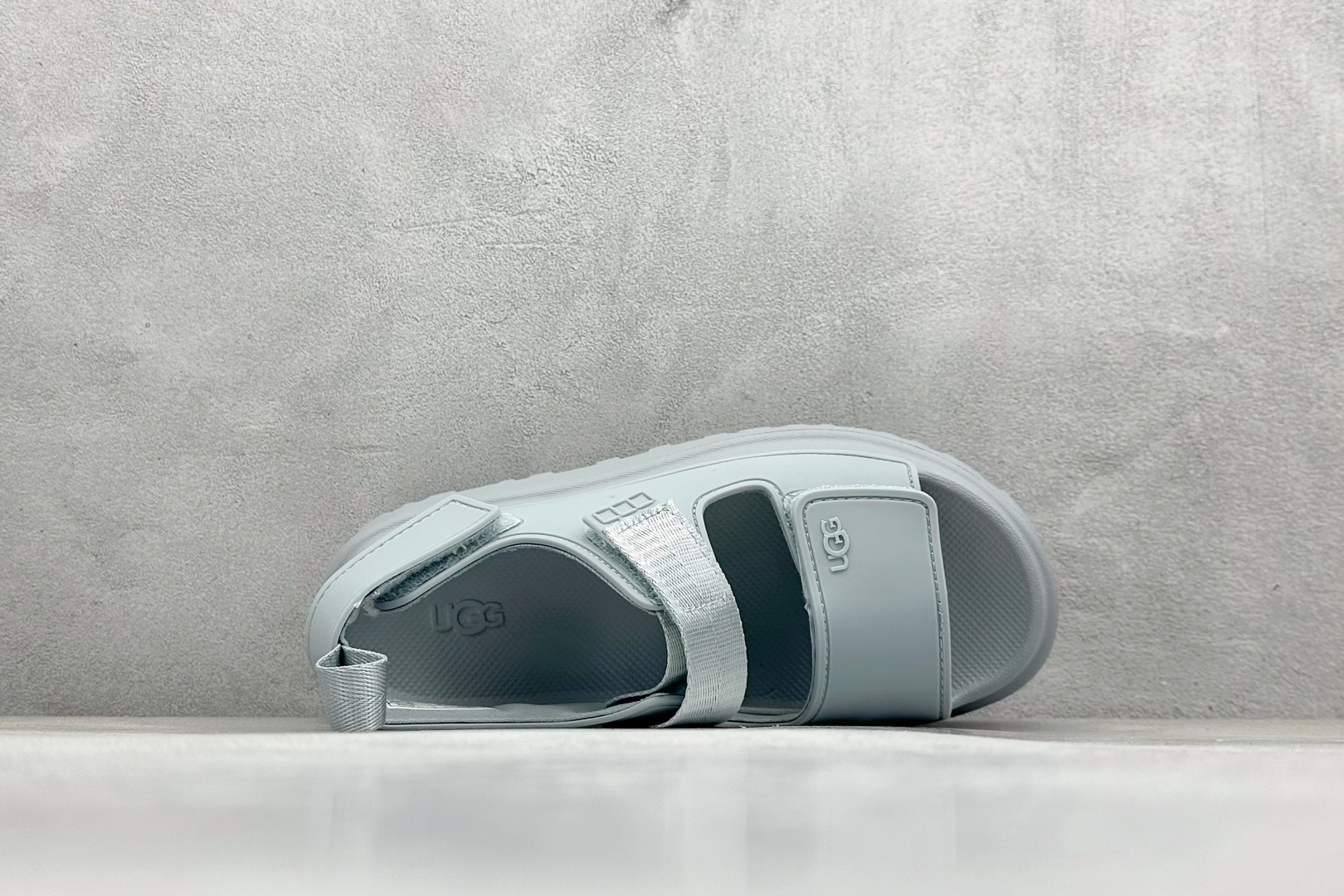 图片[3]-XD版UGG 百搭单品炫金多巴胺凉鞋 Hanni 众明星同款莞产原版开发 露趾魔术贴 一字带凉鞋 延续了雪地靴的厚底设计 双层组合EVA大底增高5cm 上脚第一感觉就是软 整体超轻盈舒适 方便穿脱 简直夏日必备了 魔术贴设计可调节鞋面贴合脚部曲线 多色可选择 凉鞋和袜套搭配出鬼马少女感 夏季可搭配任何风格 打造夏日彩色辣妹look 货号：W / 1152685 尺码：35-40-选品中心