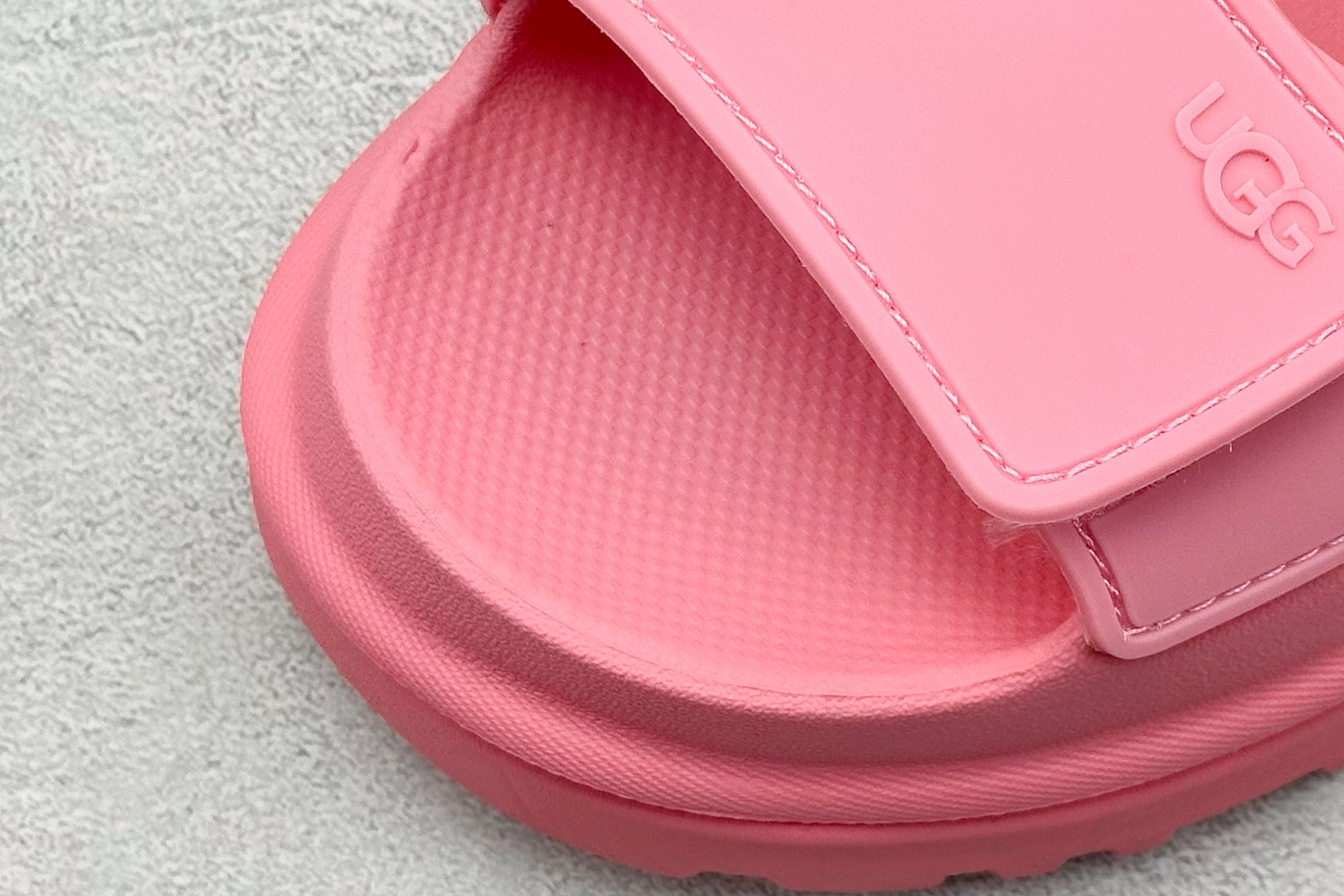 图片[7]-XD版UGG 百搭单品炫金多巴胺凉鞋 Hanni 众明星同款莞产原版开发 露趾魔术贴 一字带凉鞋 延续了雪地靴的厚底设计 双层组合EVA大底增高5cm 上脚第一感觉就是软 整体超轻盈舒适 方便穿脱 简直夏日必备了 魔术贴设计可调节鞋面贴合脚部曲线 多色可选择 凉鞋和袜套搭配出鬼马少女感 夏季可搭配任何风格 打造夏日彩色辣妹look 货号：W / 1152685 尺码：35-40-选品中心