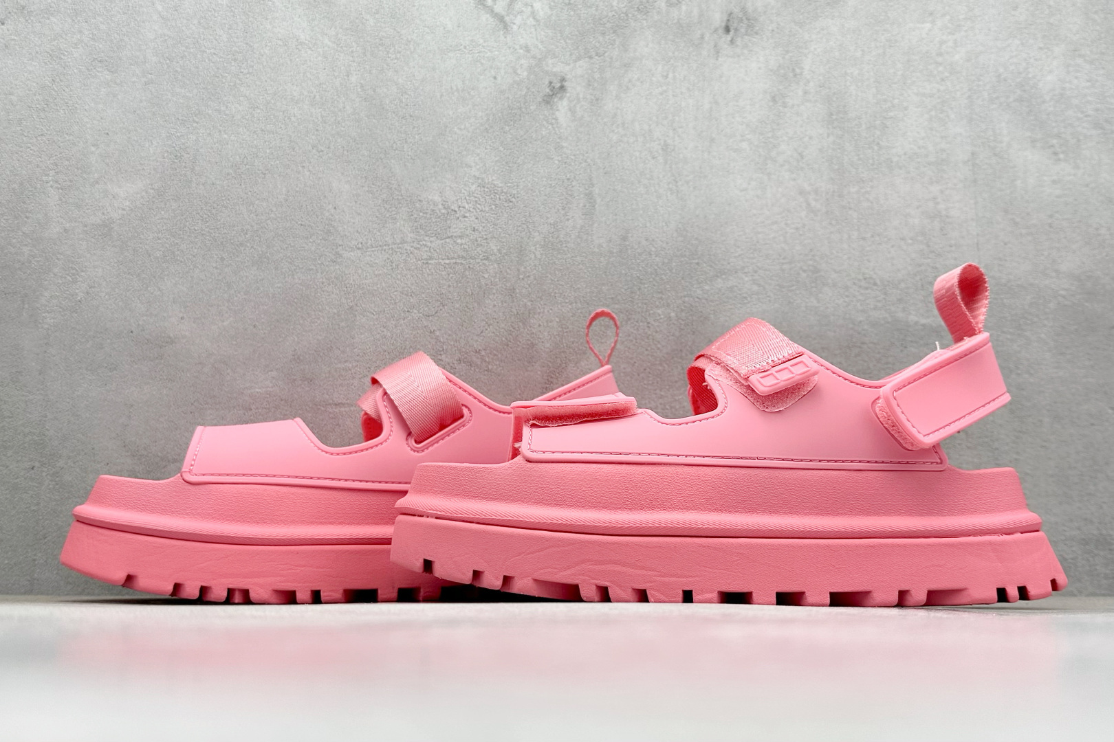 图片[5]-XD版UGG 百搭单品炫金多巴胺凉鞋 Hanni 众明星同款莞产原版开发 露趾魔术贴 一字带凉鞋 延续了雪地靴的厚底设计 双层组合EVA大底增高5cm 上脚第一感觉就是软 整体超轻盈舒适 方便穿脱 简直夏日必备了 魔术贴设计可调节鞋面贴合脚部曲线 多色可选择 凉鞋和袜套搭配出鬼马少女感 夏季可搭配任何风格 打造夏日彩色辣妹look 货号：W / 1152685 尺码：35-40-选品中心