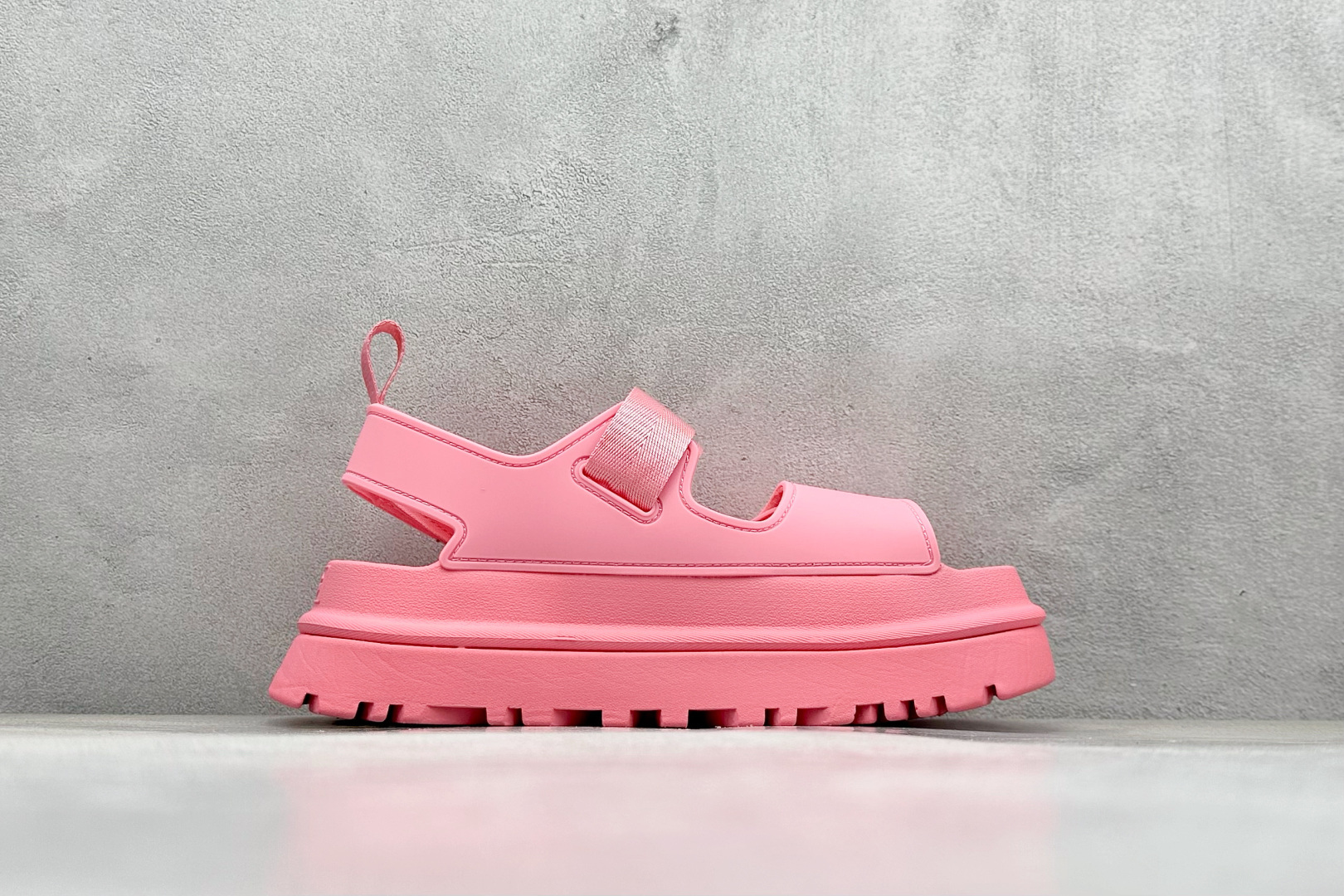 图片[2]-XD版UGG 百搭单品炫金多巴胺凉鞋 Hanni 众明星同款莞产原版开发 露趾魔术贴 一字带凉鞋 延续了雪地靴的厚底设计 双层组合EVA大底增高5cm 上脚第一感觉就是软 整体超轻盈舒适 方便穿脱 简直夏日必备了 魔术贴设计可调节鞋面贴合脚部曲线 多色可选择 凉鞋和袜套搭配出鬼马少女感 夏季可搭配任何风格 打造夏日彩色辣妹look 货号：W / 1152685 尺码：35-40-选品中心