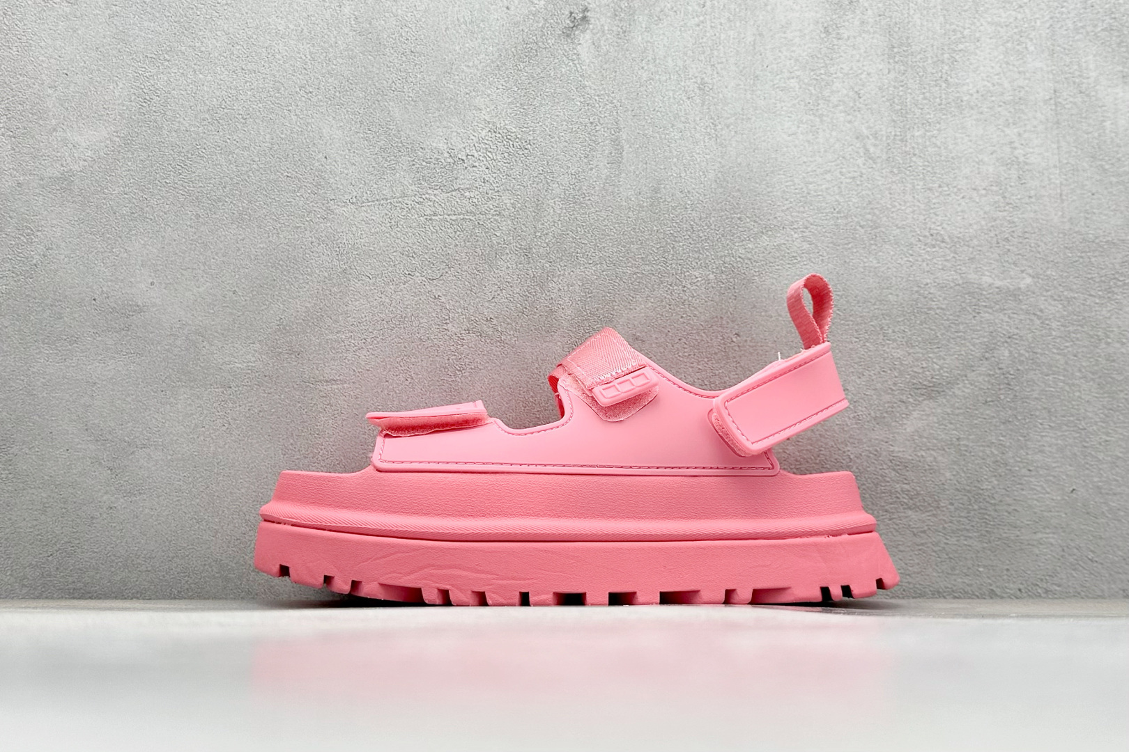 XD版UGG 百搭单品炫金多巴胺凉鞋 Hanni 众明星同款莞产原版开发 露趾魔术贴 一字带凉鞋 延续了雪地靴的厚底设计 双层组合EVA大底增高5cm 上脚第一感觉就是软 整体超轻盈舒适 方便穿脱 简直夏日必备了 魔术贴设计可调节鞋面贴合脚部曲线 多色可选择 凉鞋和袜套搭配出鬼马少女感 夏季可搭配任何风格 打造夏日彩色辣妹look 货号：W / 1152685 尺码：35-40-选品中心