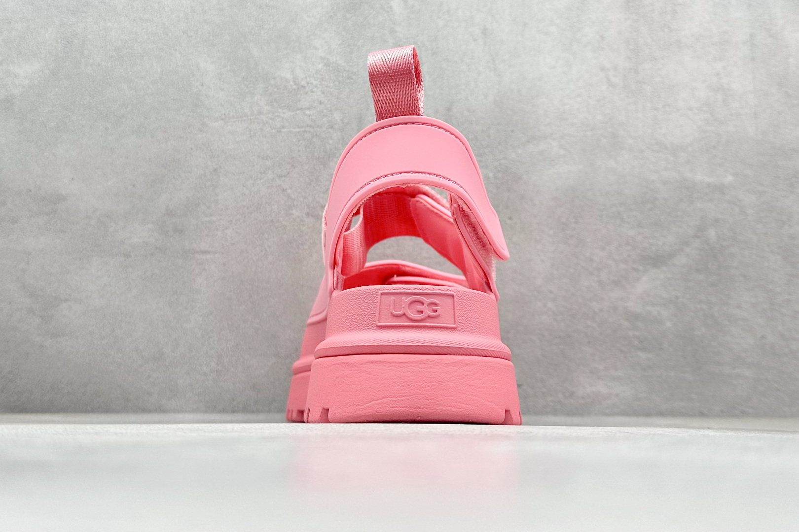 图片[6]-XD版UGG 百搭单品炫金多巴胺凉鞋 Hanni 众明星同款莞产原版开发 露趾魔术贴 一字带凉鞋 延续了雪地靴的厚底设计 双层组合EVA大底增高5cm 上脚第一感觉就是软 整体超轻盈舒适 方便穿脱 简直夏日必备了 魔术贴设计可调节鞋面贴合脚部曲线 多色可选择 凉鞋和袜套搭配出鬼马少女感 夏季可搭配任何风格 打造夏日彩色辣妹look 货号：W / 1152685 尺码：35-40-选品中心