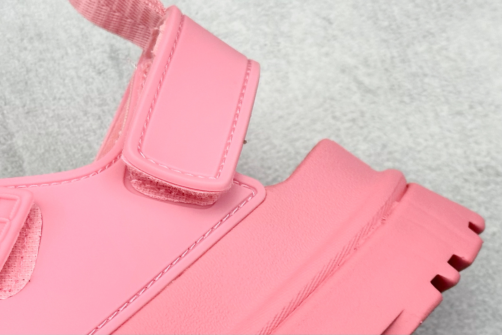 图片[9]-XD版UGG 百搭单品炫金多巴胺凉鞋 Hanni 众明星同款莞产原版开发 露趾魔术贴 一字带凉鞋 延续了雪地靴的厚底设计 双层组合EVA大底增高5cm 上脚第一感觉就是软 整体超轻盈舒适 方便穿脱 简直夏日必备了 魔术贴设计可调节鞋面贴合脚部曲线 多色可选择 凉鞋和袜套搭配出鬼马少女感 夏季可搭配任何风格 打造夏日彩色辣妹look 货号：W / 1152685 尺码：35-40-选品中心