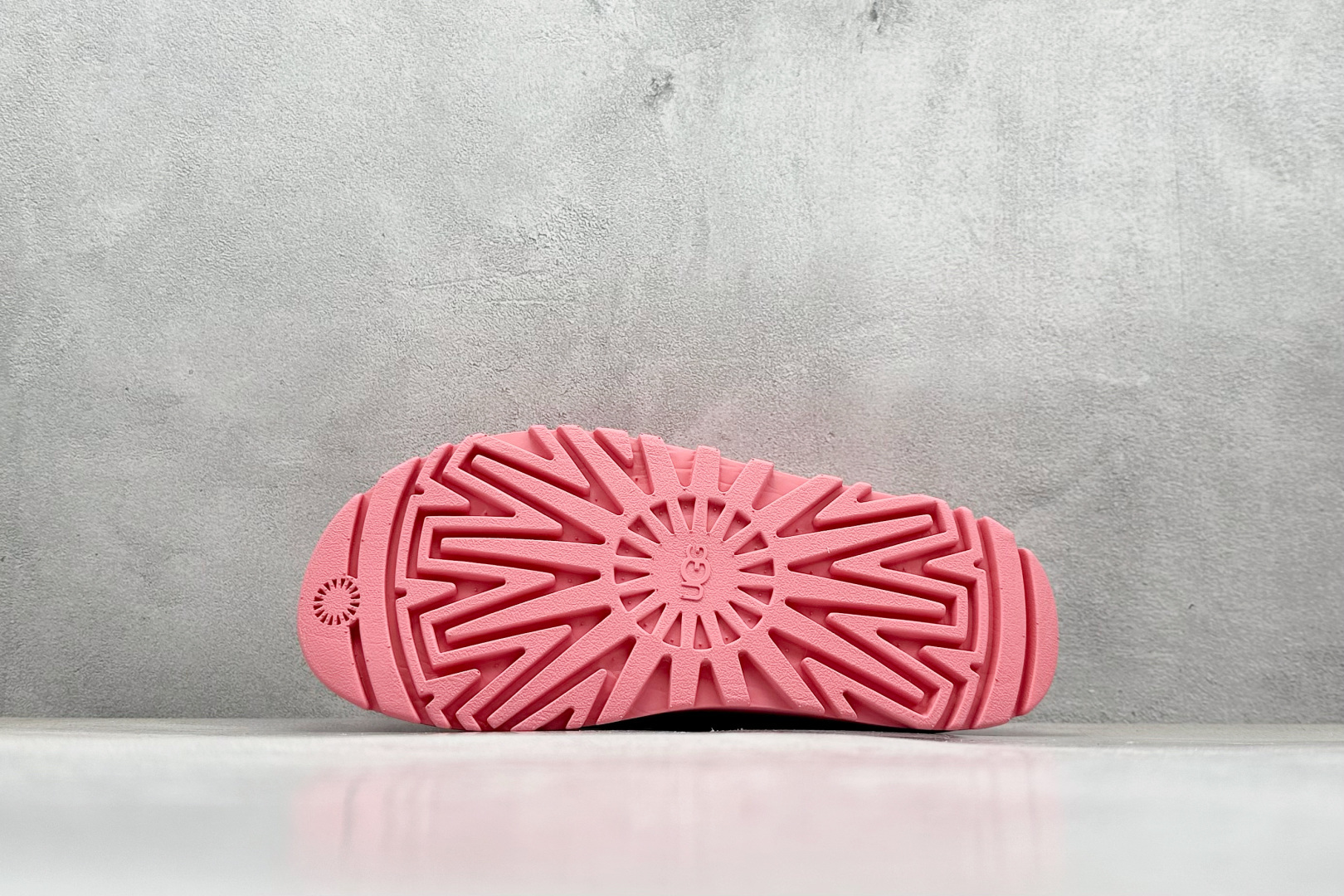 图片[4]-XD版UGG 百搭单品炫金多巴胺凉鞋 Hanni 众明星同款莞产原版开发 露趾魔术贴 一字带凉鞋 延续了雪地靴的厚底设计 双层组合EVA大底增高5cm 上脚第一感觉就是软 整体超轻盈舒适 方便穿脱 简直夏日必备了 魔术贴设计可调节鞋面贴合脚部曲线 多色可选择 凉鞋和袜套搭配出鬼马少女感 夏季可搭配任何风格 打造夏日彩色辣妹look 货号：W / 1152685 尺码：35-40-选品中心