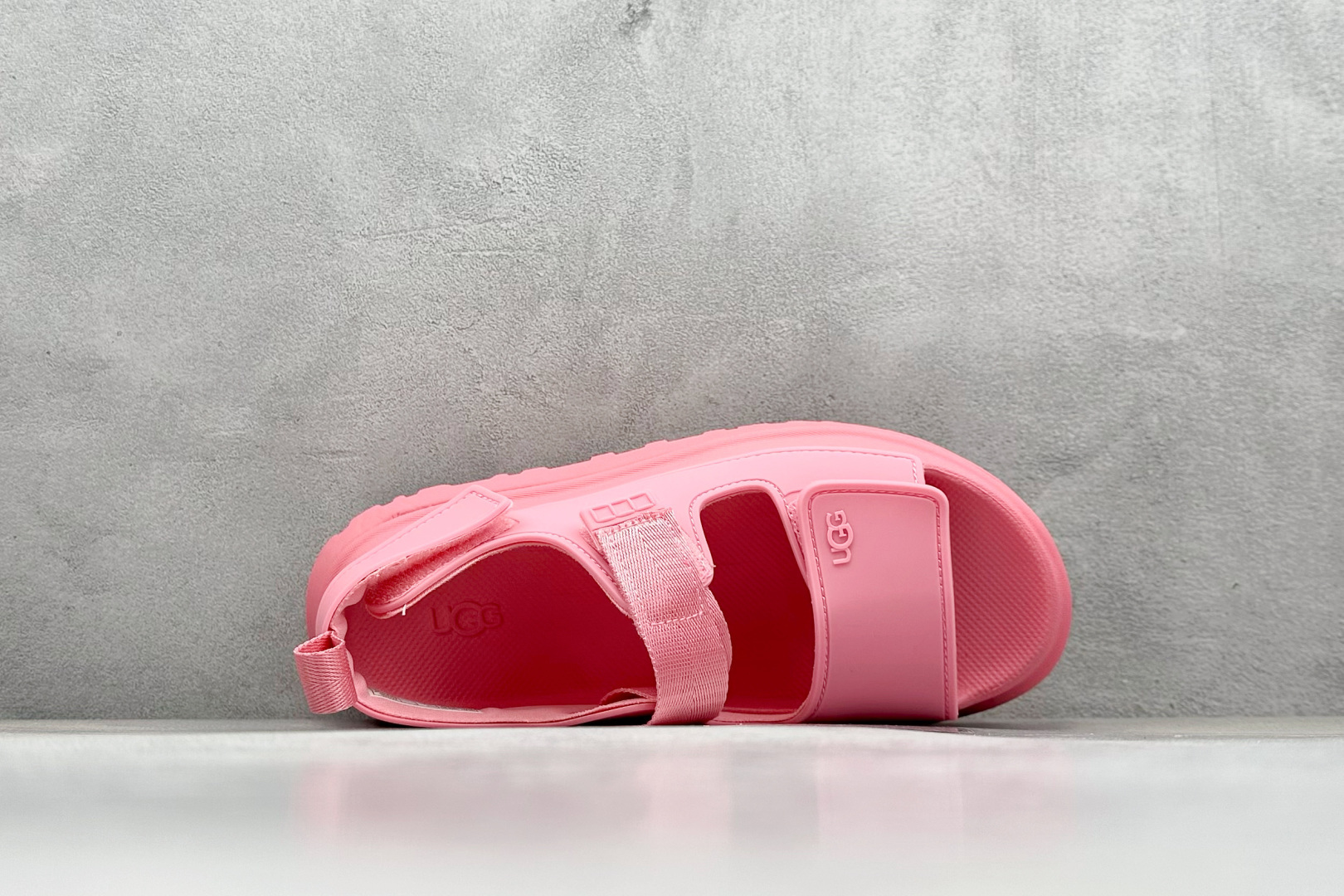 图片[3]-XD版UGG 百搭单品炫金多巴胺凉鞋 Hanni 众明星同款莞产原版开发 露趾魔术贴 一字带凉鞋 延续了雪地靴的厚底设计 双层组合EVA大底增高5cm 上脚第一感觉就是软 整体超轻盈舒适 方便穿脱 简直夏日必备了 魔术贴设计可调节鞋面贴合脚部曲线 多色可选择 凉鞋和袜套搭配出鬼马少女感 夏季可搭配任何风格 打造夏日彩色辣妹look 货号：W / 1152685 尺码：35-40-选品中心