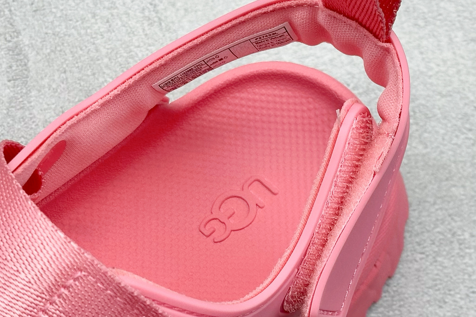 图片[8]-XD版UGG 百搭单品炫金多巴胺凉鞋 Hanni 众明星同款莞产原版开发 露趾魔术贴 一字带凉鞋 延续了雪地靴的厚底设计 双层组合EVA大底增高5cm 上脚第一感觉就是软 整体超轻盈舒适 方便穿脱 简直夏日必备了 魔术贴设计可调节鞋面贴合脚部曲线 多色可选择 凉鞋和袜套搭配出鬼马少女感 夏季可搭配任何风格 打造夏日彩色辣妹look 货号：W / 1152685 尺码：35-40-选品中心